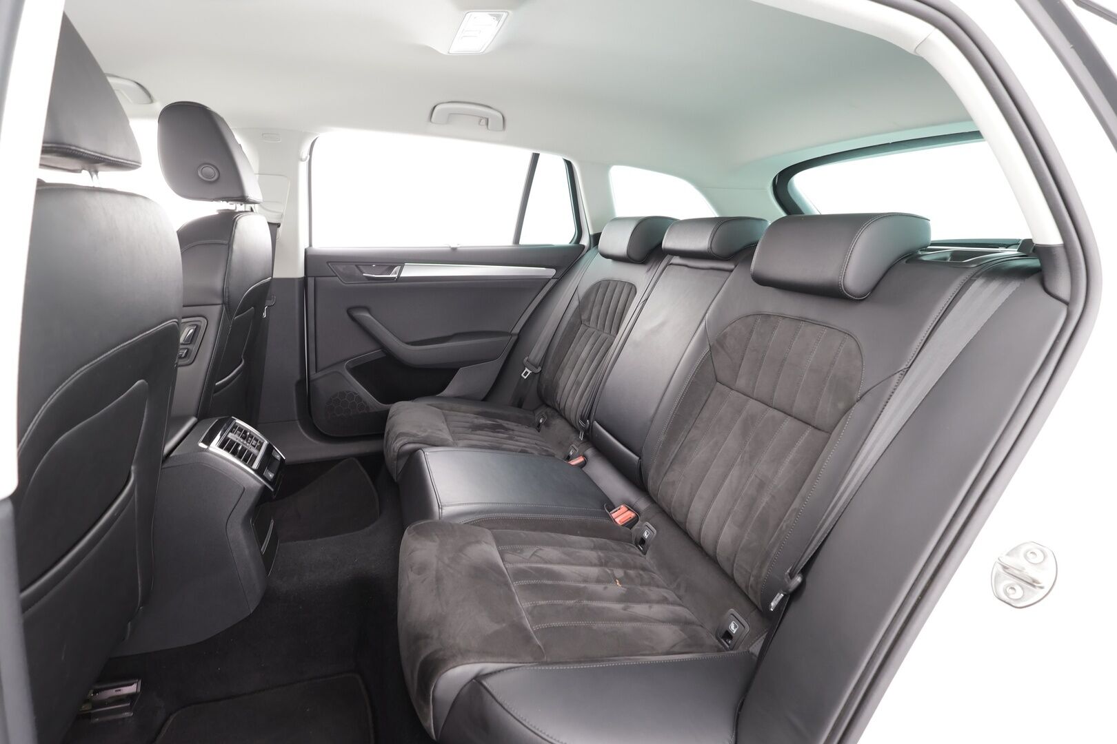 Skoda Superb 2019 Combi 1,5 TSI ACT Style BusinessLine DSG * ACC / Webasto / Koukku / Muistipenkki / Canton / LED / P.kamera * - Suomi-auto / Kahdet Renkaat - HULLUT AVAJAISHULINAT KORKOTARJOUS 3,29 %