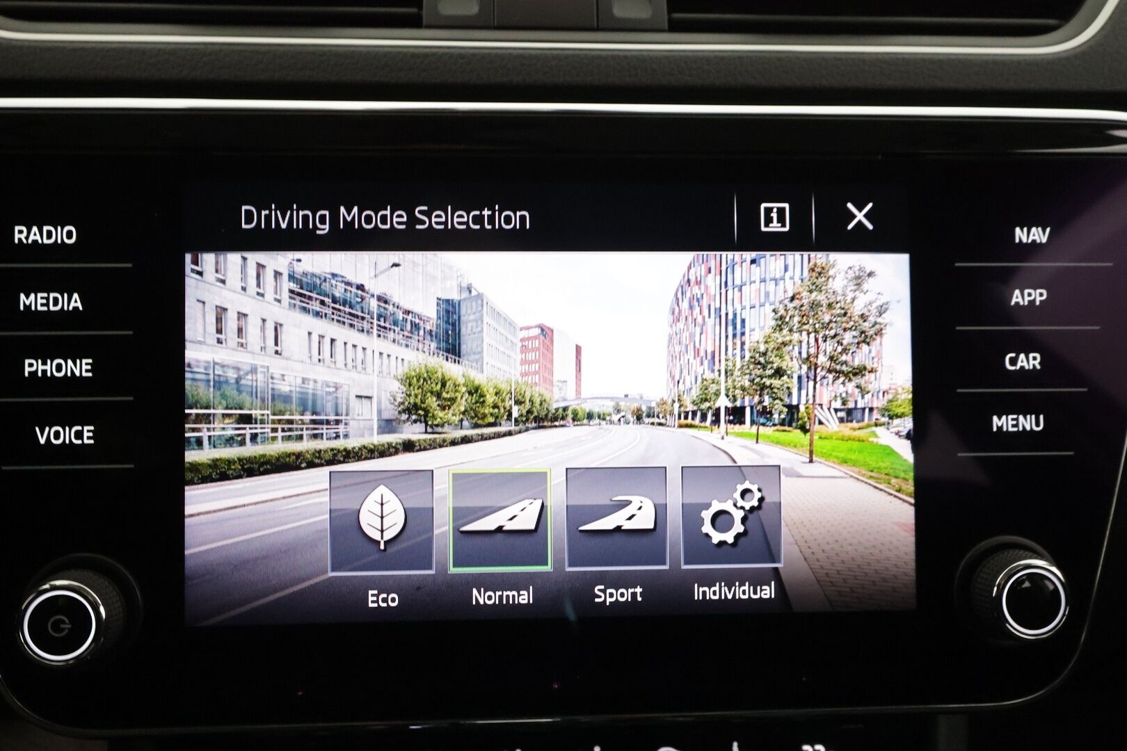 Skoda Superb 2019 Combi 1,5 TSI ACT Style BusinessLine DSG * ACC / Webasto / Koukku / Muistipenkki / Canton / LED / P.kamera * - Suomi-auto / Kahdet Renkaat - HULLUT AVAJAISHULINAT KORKOTARJOUS 3,29 %