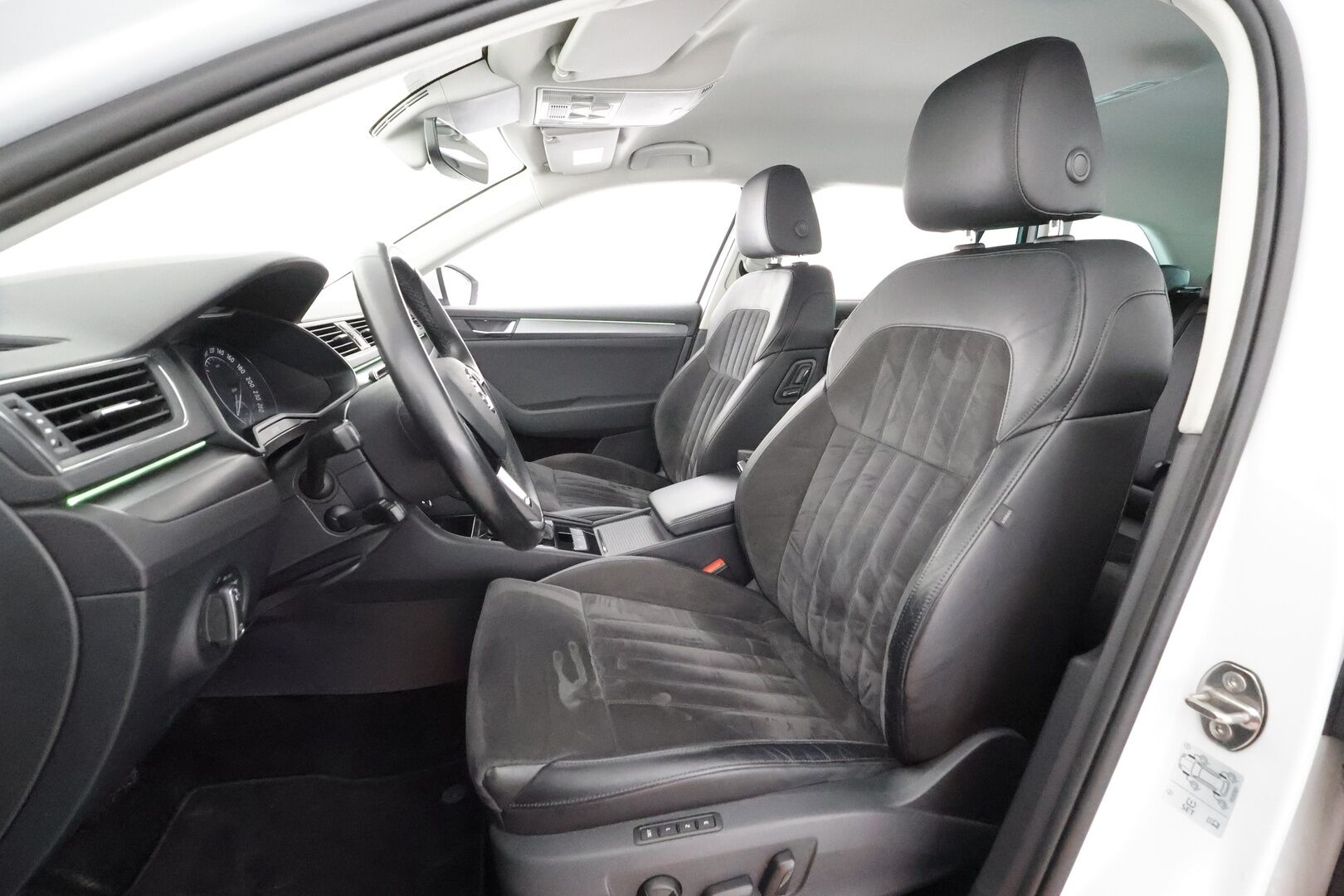 Skoda Superb 2019 Combi 1,5 TSI ACT Style BusinessLine DSG * ACC / Webasto / Koukku / Muistipenkki / Canton / LED / P.kamera * - Suomi-auto / Kahdet Renkaat - HULLUT AVAJAISHULINAT KORKOTARJOUS 3,29 %