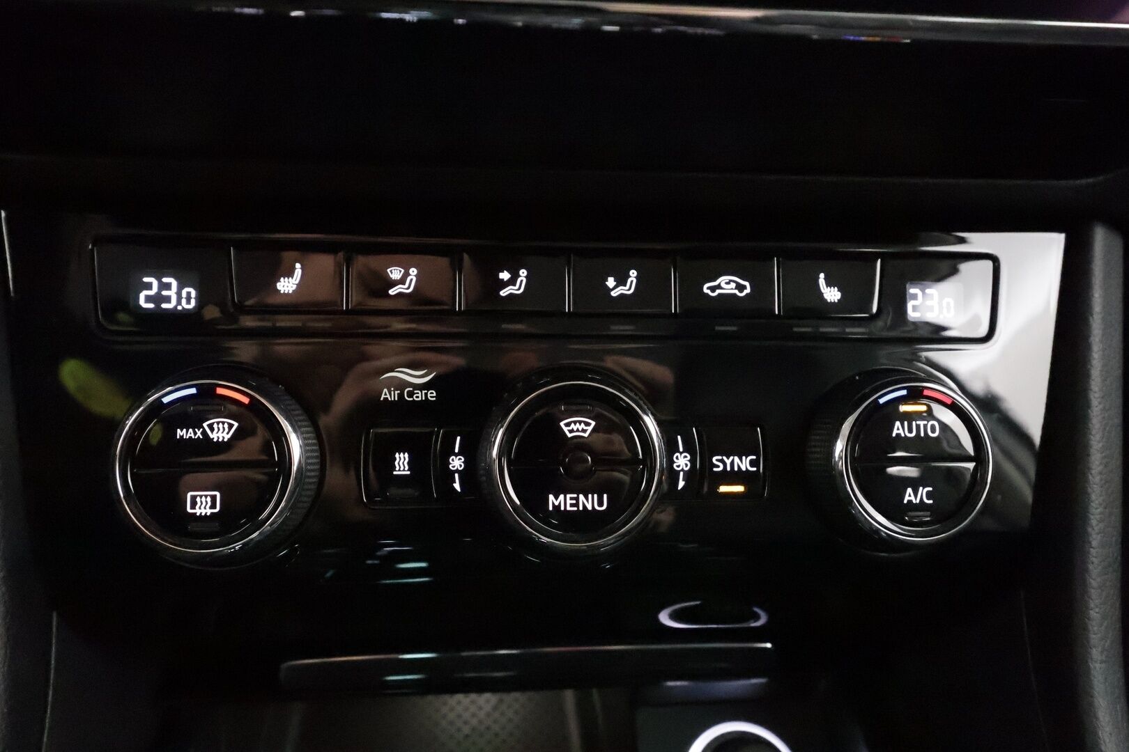 Skoda Superb 2019 Combi 1,5 TSI ACT Style BusinessLine DSG * ACC / Webasto / Koukku / Muistipenkki / Canton / LED / P.kamera * - Suomi-auto / Kahdet Renkaat - HULLUT AVAJAISHULINAT KORKOTARJOUS 3,29 %