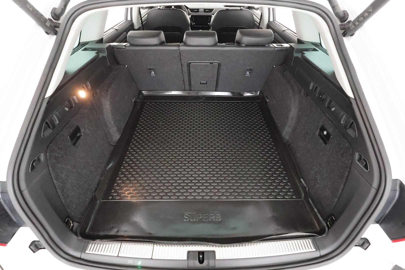 Skoda Superb 2019 Combi 1,5 TSI ACT Style BusinessLine DSG * ACC / Webasto / Koukku / Muistipenkki / Canton / LED / P.kamera * - Suomi-auto / Kahdet Renkaat - HULLUT AVAJAISHULINAT KORKOTARJOUS 3,29 %