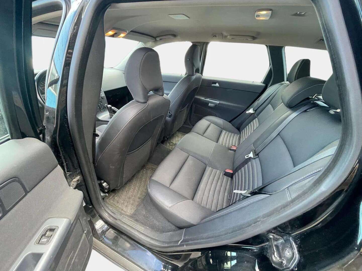 Volvo V50 2010 * Vetokoukku / Puolinahkapenkit / Hyvin huollettu * - *YritysOutlet - Myydään vain yrityksille / Hyvin pidetty / Siisti ikäisekseen*