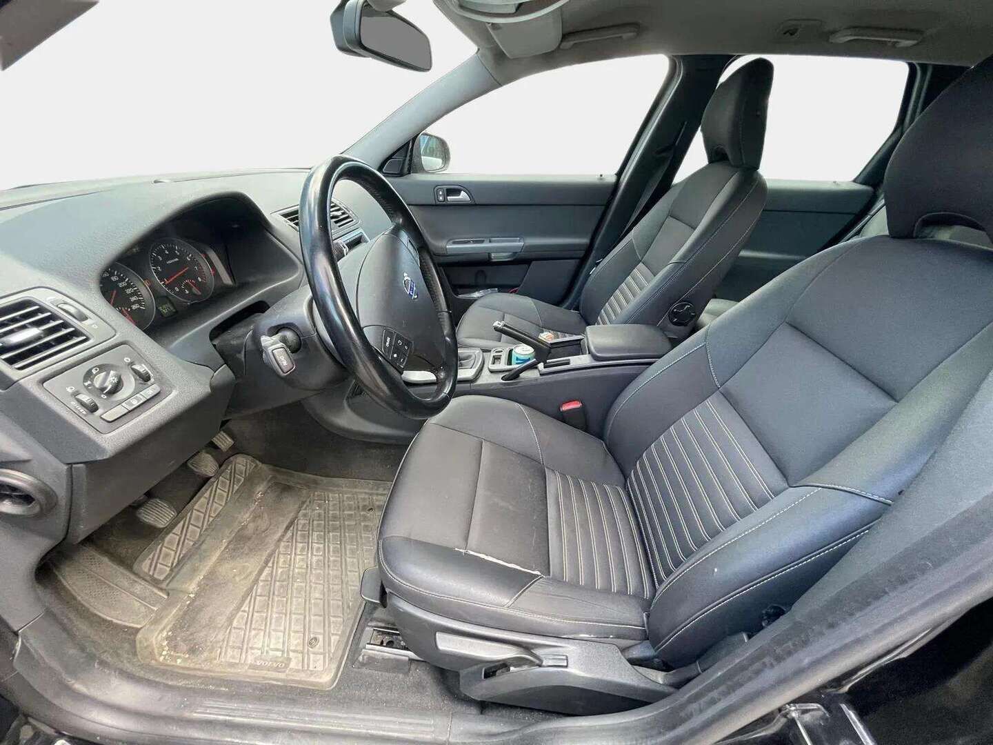 Volvo V50 2010 * Vetokoukku / Puolinahkapenkit / Hyvin huollettu * - *YritysOutlet - Myydään vain yrityksille / Hyvin pidetty / Siisti ikäisekseen*