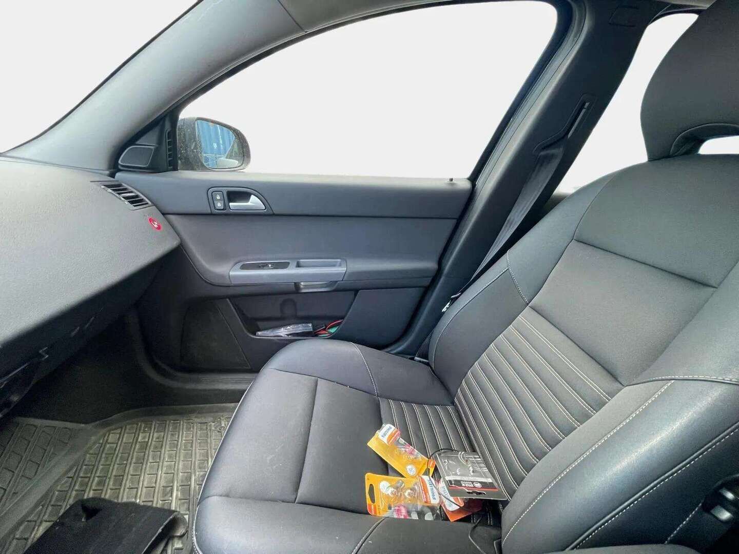 Volvo V50 2010 * Vetokoukku / Puolinahkapenkit / Hyvin huollettu * - *YritysOutlet - Myydään vain yrityksille / Hyvin pidetty / Siisti ikäisekseen*