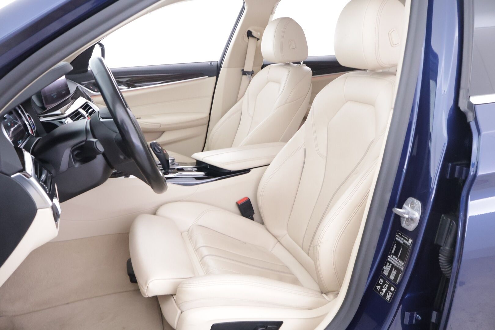 BMW 520 2019 G31 Touring 520d A xDrive Business Luxury Line - */ 2.om Suomi-auto / Prof. Navi / Webasto / P.kamera / Vakkari / Koukku / Nahkapenkit / Juuri saapunut /*