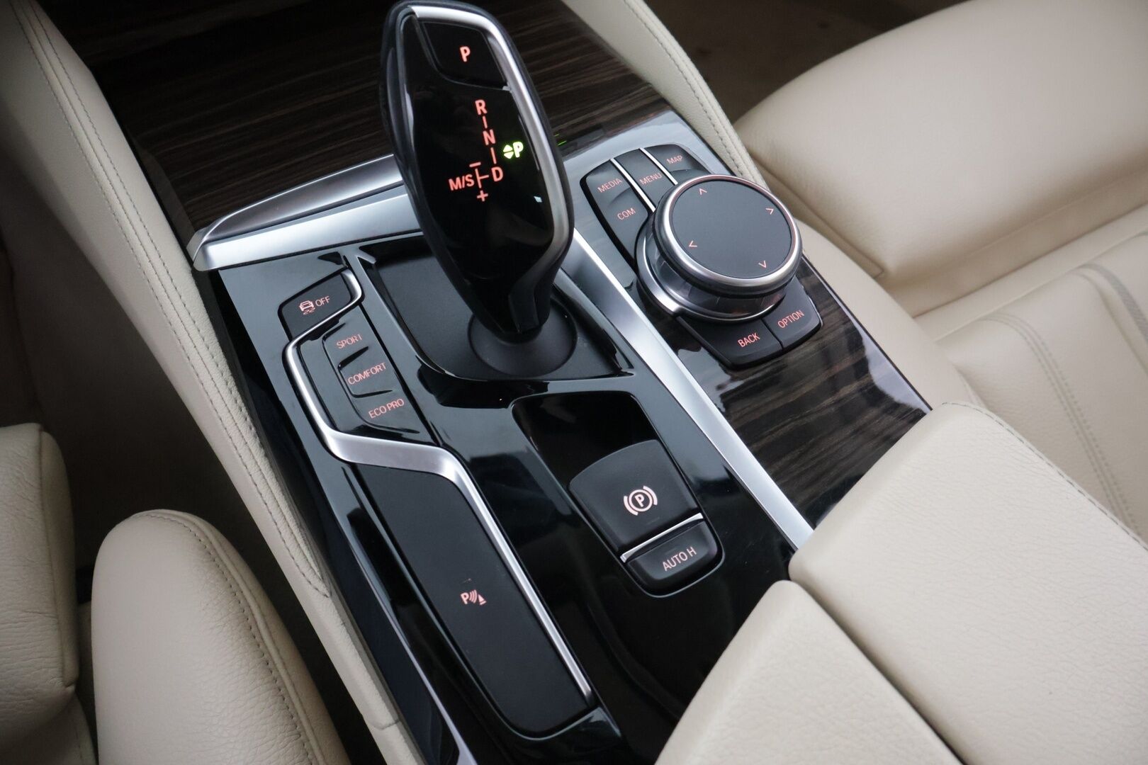 BMW 520 2019 G31 Touring 520d A xDrive Business Luxury Line - */ 2.om Suomi-auto / Prof. Navi / Webasto / P.kamera / Vakkari / Koukku / Nahkapenkit / Juuri saapunut /*