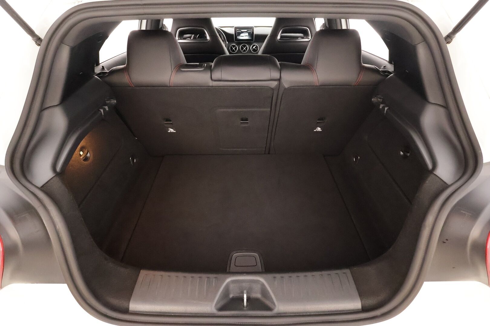 Mercedes-Benz A 2016 180 A Business AMG * LED-High Performance / P.Kamera / Sportpenkit / Bluetooth / Vakkari * - Kahdet renkaat aluvanteilla