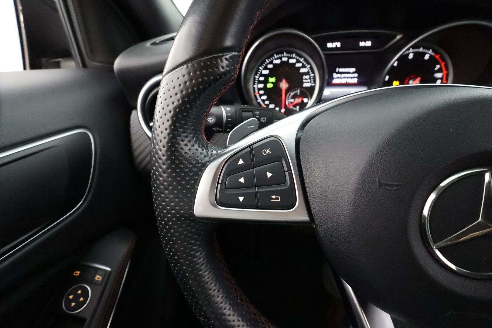 Mercedes-Benz A 2016 180 A Business AMG * LED-High Performance / P.Kamera / Sportpenkit / Bluetooth / Vakkari * - Kahdet renkaat aluvanteilla