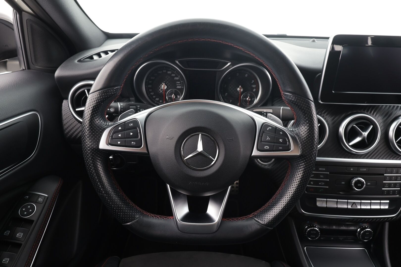 Mercedes-Benz A 2016 180 A Business AMG * LED-High Performance / P.Kamera / Sportpenkit / Bluetooth / Vakkari * - Kahdet renkaat aluvanteilla