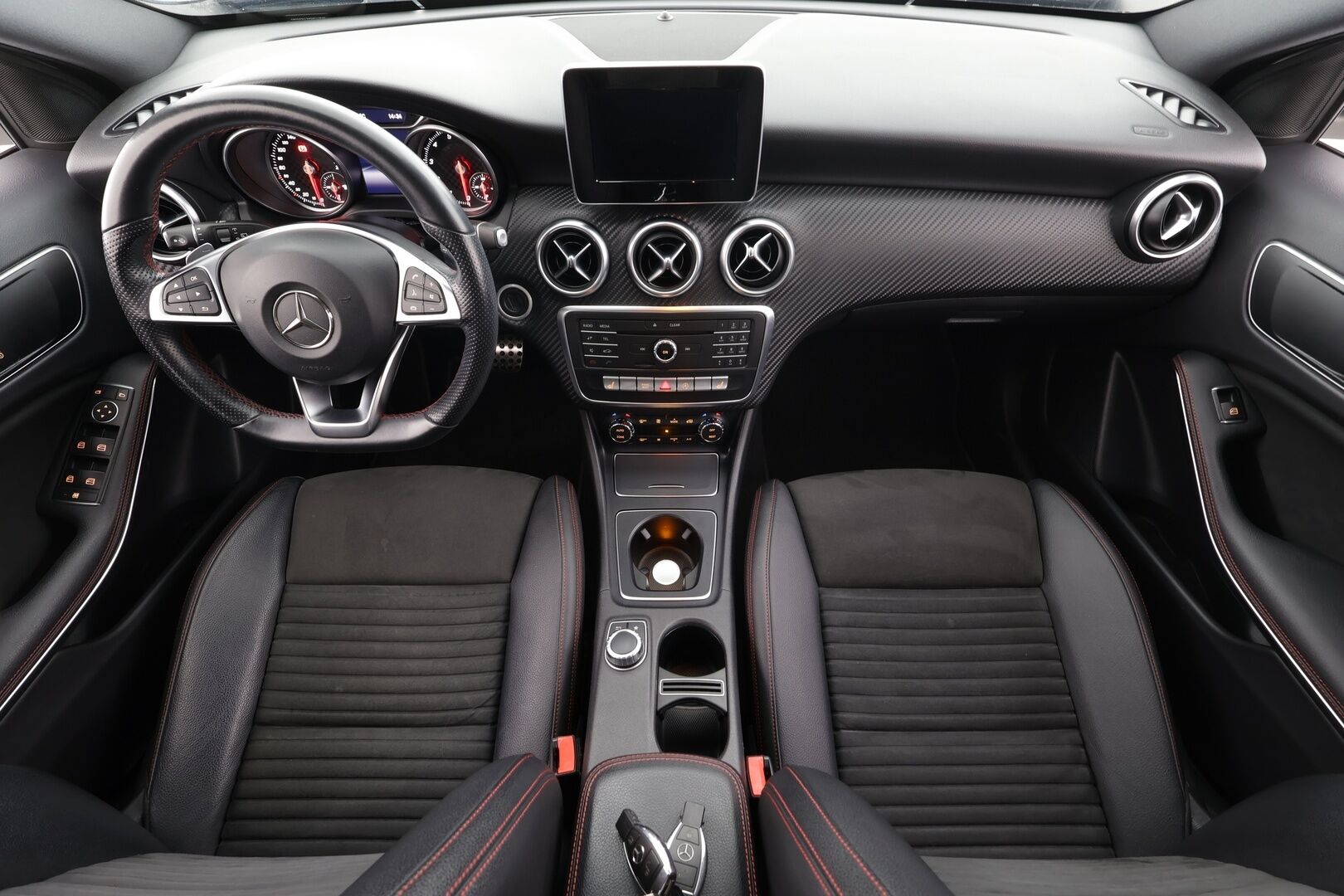 Mercedes-Benz A 2016 180 A Business AMG * LED-High Performance / P.Kamera / Sportpenkit / Bluetooth / Vakkari * - Kahdet renkaat aluvanteilla