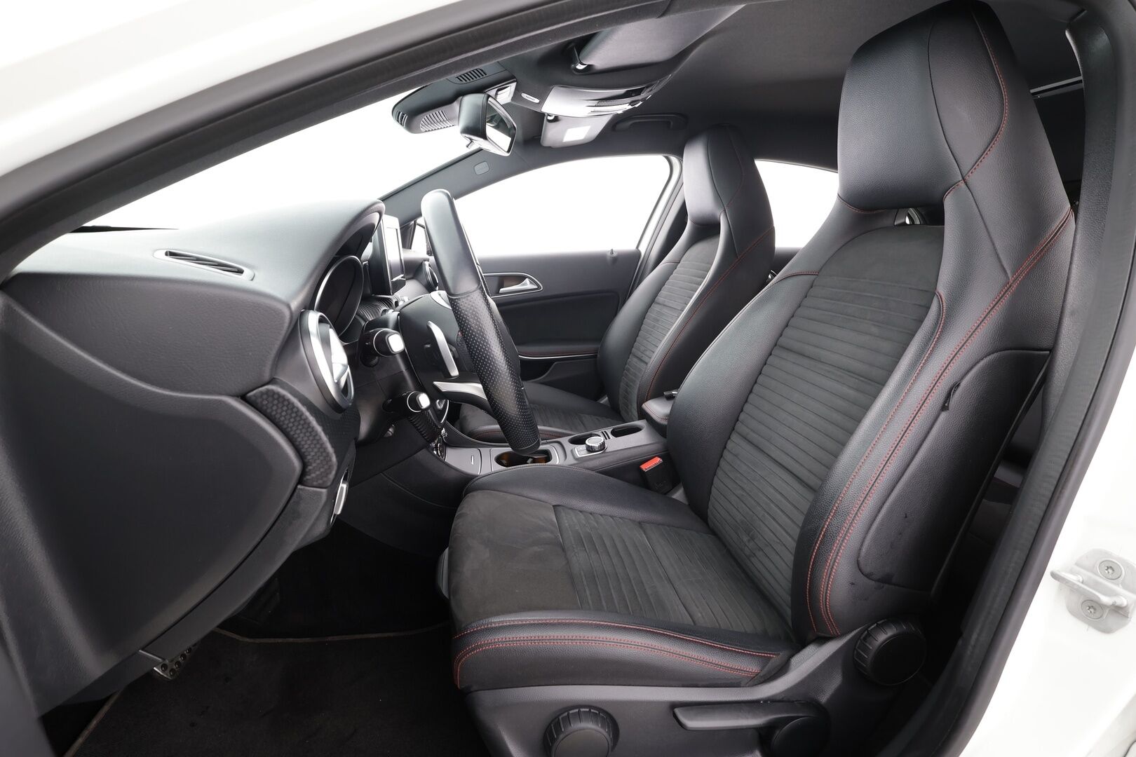 Mercedes-Benz A 2016 180 A Business AMG * LED-High Performance / P.Kamera / Sportpenkit / Bluetooth / Vakkari * - Kahdet renkaat aluvanteilla