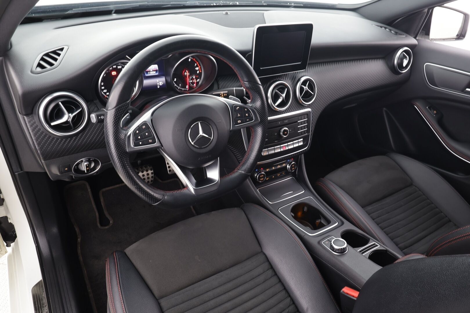 Mercedes-Benz A 2016 180 A Business AMG * LED-High Performance / P.Kamera / Sportpenkit / Bluetooth / Vakkari * - Kahdet renkaat aluvanteilla