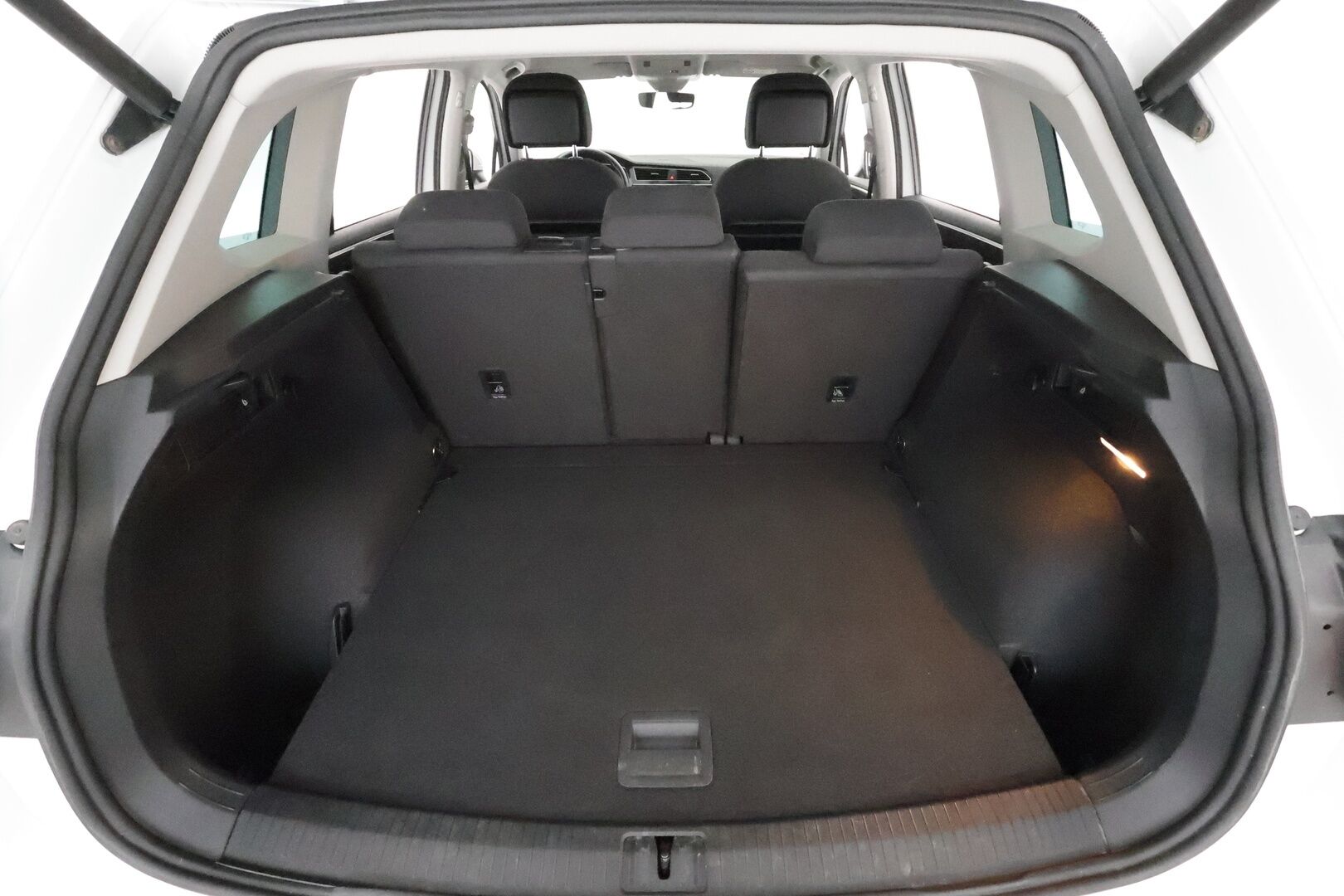 Volkswagen Tiguan 2019 Highline 2,0 TDI SCR 110 kW (150 hv) 4MOTION DSG-automaatti **Adapt.vakkari / LED / Webasto / Digimittaristo / Navi** - 3,99 % KORKOTARJOUS TÄHÄN AUTOON - Suomi-auto / Kahdet renkaat aluvanteilla / KeylessGo 