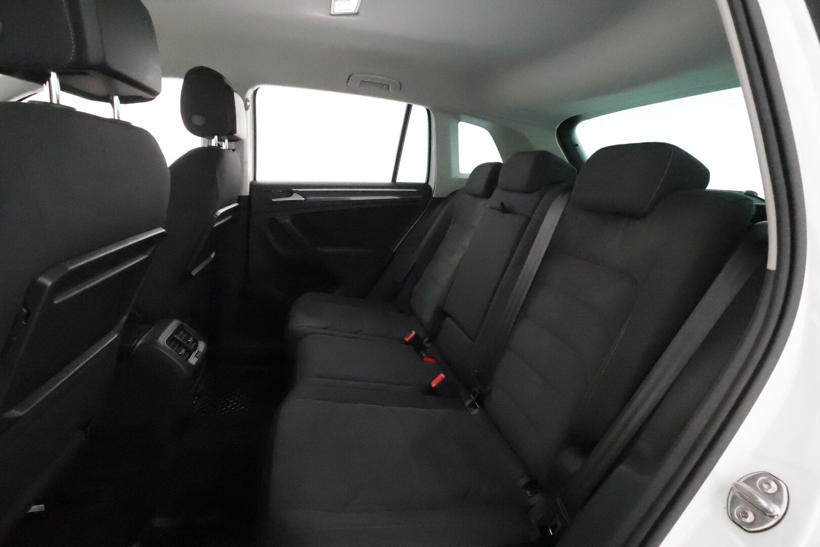 Volkswagen Tiguan 2019 Highline 2,0 TDI SCR 110 kW (150 hv) 4MOTION DSG-automaatti **Adapt.vakkari / LED / Webasto / Digimittaristo / Navi** - 3,99 % KORKOTARJOUS TÄHÄN AUTOON - Suomi-auto / Kahdet renkaat aluvanteilla / KeylessGo 
