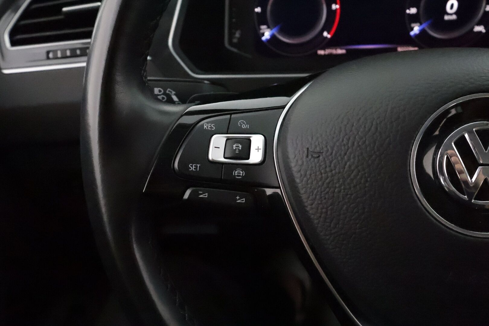 Volkswagen Tiguan 2019 Highline 2,0 TDI SCR 110 kW (150 hv) 4MOTION DSG-automaatti **Adapt.vakkari / LED / Webasto / Digimittaristo / Navi** - 3,99 % KORKOTARJOUS TÄHÄN AUTOON - Suomi-auto / Kahdet renkaat aluvanteilla / KeylessGo 