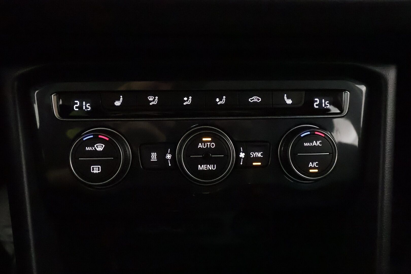 Volkswagen Tiguan 2019 Highline 2,0 TDI SCR 110 kW (150 hv) 4MOTION DSG-automaatti **Adapt.vakkari / LED / Webasto / Digimittaristo / Navi** - 3,99 % KORKOTARJOUS TÄHÄN AUTOON - Suomi-auto / Kahdet renkaat aluvanteilla / KeylessGo 