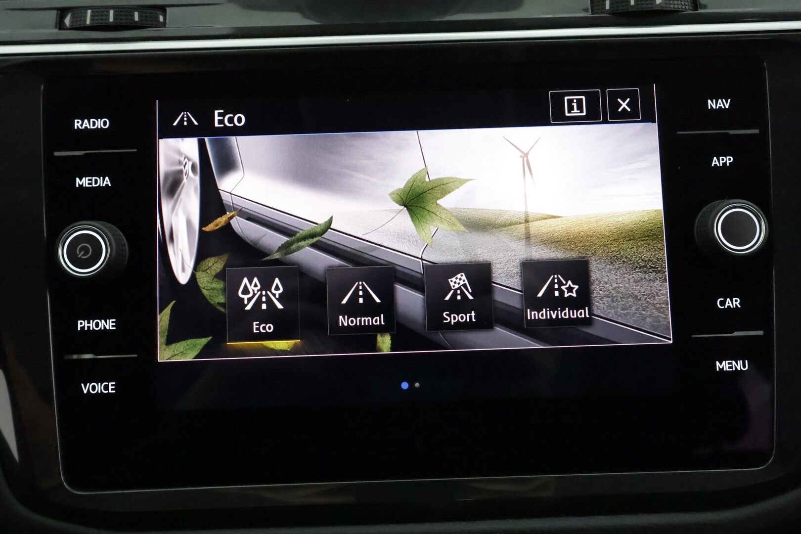 Volkswagen Tiguan 2019 Highline 2,0 TDI SCR 110 kW (150 hv) 4MOTION DSG-automaatti **Adapt.vakkari / LED / Webasto / Digimittaristo / Navi** - 3,99 % KORKOTARJOUS TÄHÄN AUTOON - Suomi-auto / Kahdet renkaat aluvanteilla / KeylessGo 