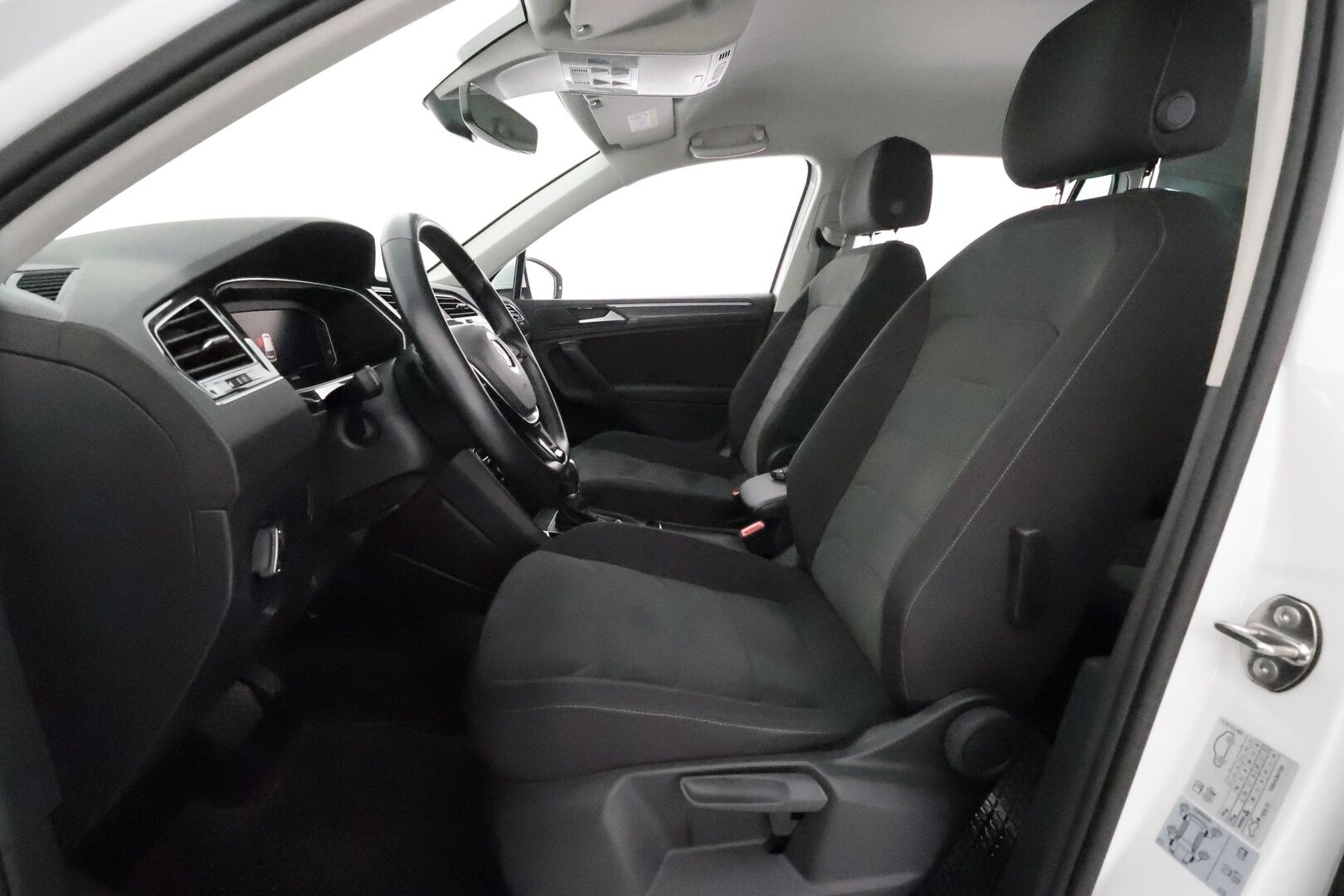 Volkswagen Tiguan 2019 Highline 2,0 TDI SCR 110 kW (150 hv) 4MOTION DSG-automaatti **Adapt.vakkari / LED / Webasto / Digimittaristo / Navi** - 3,99 % KORKOTARJOUS TÄHÄN AUTOON - Suomi-auto / Kahdet renkaat aluvanteilla / KeylessGo 