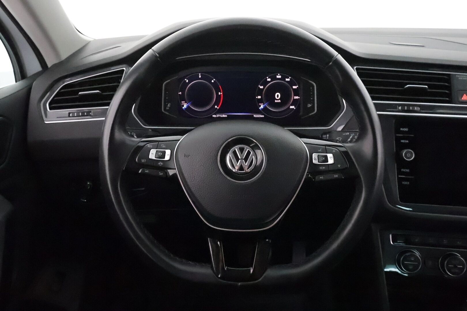 Volkswagen Tiguan 2019 Highline 2,0 TDI SCR 110 kW (150 hv) 4MOTION DSG-automaatti **Adapt.vakkari / LED / Webasto / Digimittaristo / Navi** - 3,99 % KORKOTARJOUS TÄHÄN AUTOON - Suomi-auto / Kahdet renkaat aluvanteilla / KeylessGo 