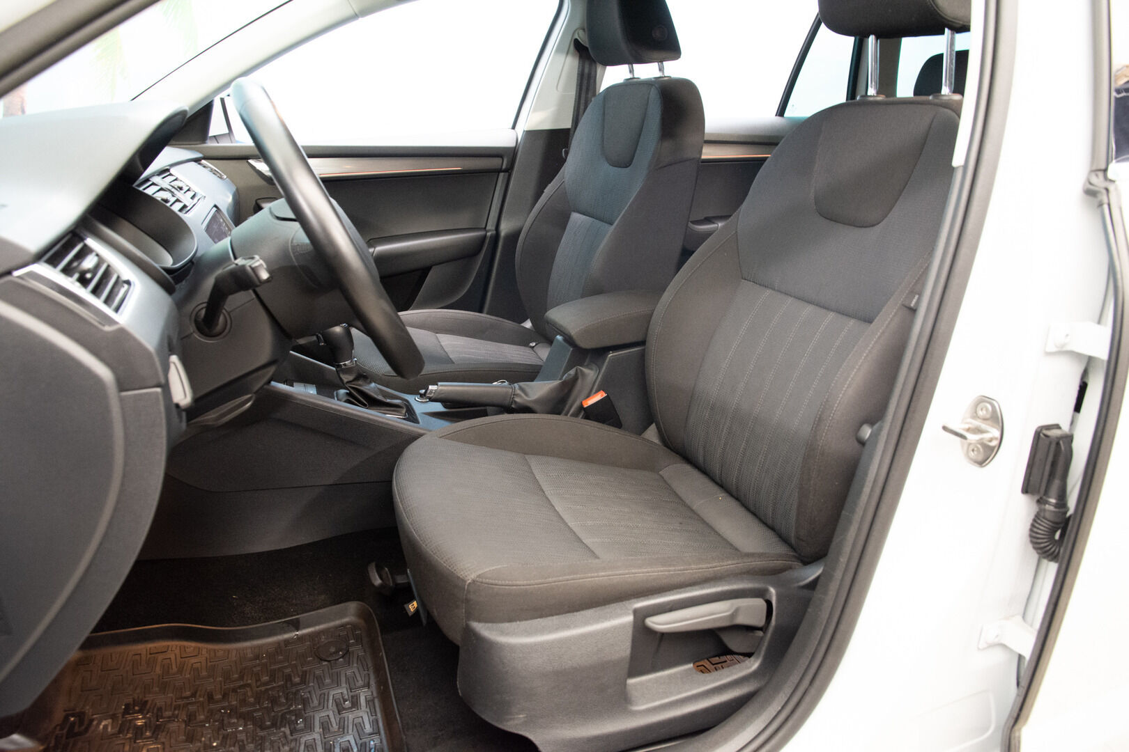 Skoda Octavia 2019 Combi 1,5 TSI Style DSG Autom. - Suomi-auto | Webasto | Kahdet renkaat aluvantein | Ambient | Vetokoukku | Lämmitettävä Tuulilasi | Kamera | Navi | 