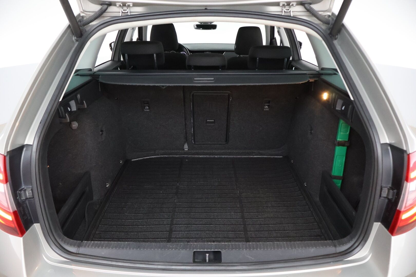 Skoda Octavia 2019 Combi 1,6 TDI Style DSG Autom. - ACC | Webasto | BLIS | P. Kamera | Keyless | Ambiente | S. Kontti | Hihna 04/26 | 2x Renkaat