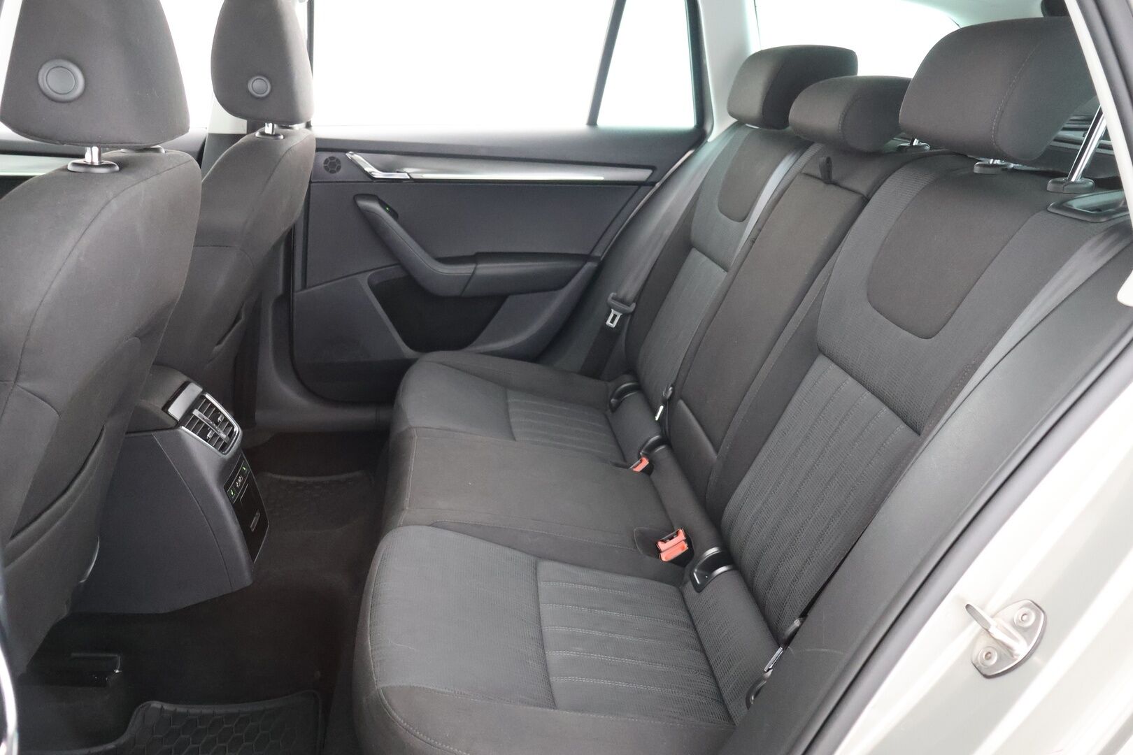 Skoda Octavia 2019 Combi 1,6 TDI Style DSG Autom. - ACC | Webasto | BLIS | P. Kamera | Keyless | Ambiente | S. Kontti | Hihna 04/26 | 2x Renkaat