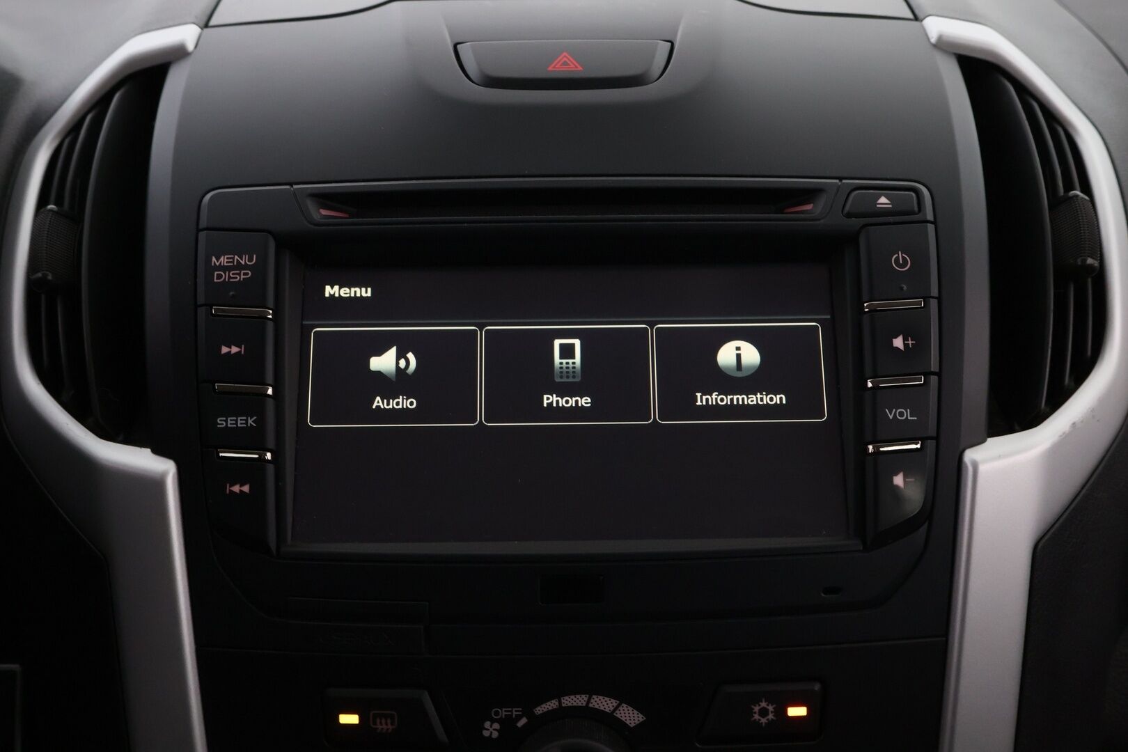 Isuzu D-Max 2019 Space Cab 1,9 TDi 4WD 6AT LS Black Edition * Webasto / Vetokoukku / Peruutuskamera / Astinlaudat / Lohko & Sisäpistoke - 2x Renkaat aluvantein / Suomiauto / Juuri tullut Tampereelle!