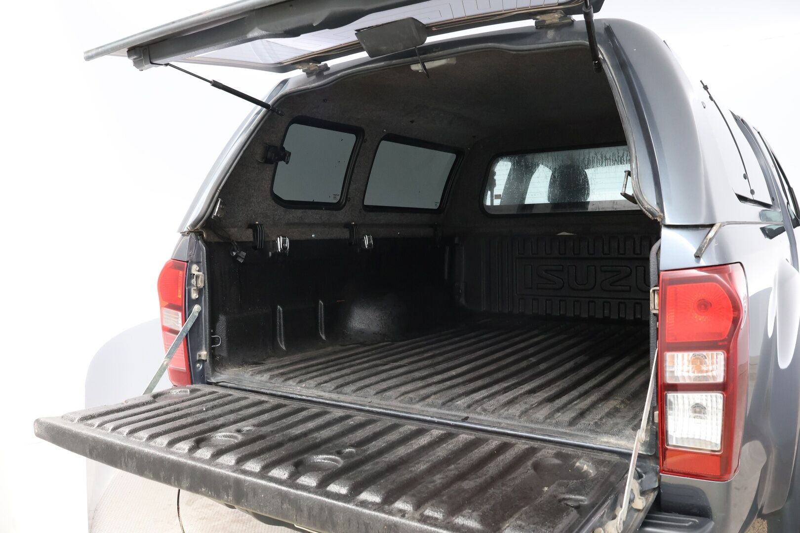 Isuzu D-Max 2019 Space Cab 1,9 TDi 4WD 6AT LS Black Edition * Webasto / Vetokoukku / Peruutuskamera / Astinlaudat / Lohko & Sisäpistoke - 2x Renkaat aluvantein / Suomiauto / Juuri tullut Tampereelle!