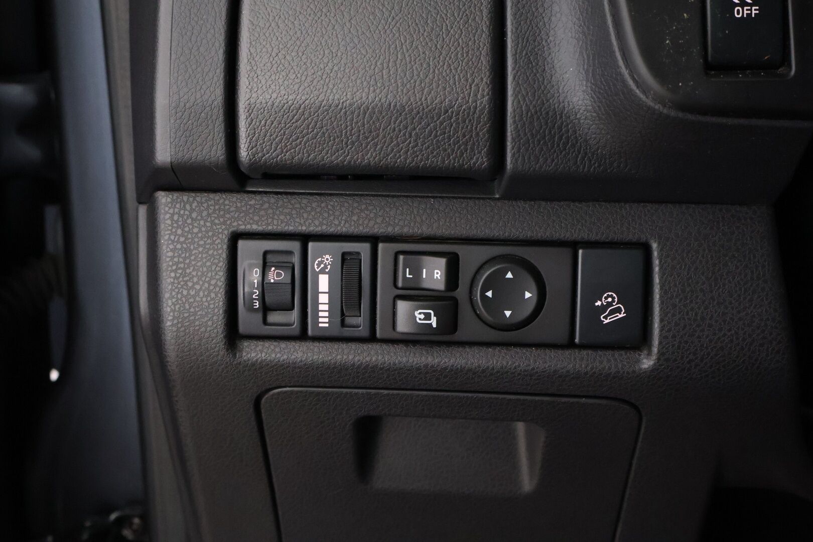 Isuzu D-Max 2019 Space Cab 1,9 TDi 4WD 6AT LS Black Edition * Webasto / Vetokoukku / Peruutuskamera / Astinlaudat / Lohko & Sisäpistoke - 2x Renkaat aluvantein / Suomiauto / Juuri tullut Tampereelle!
