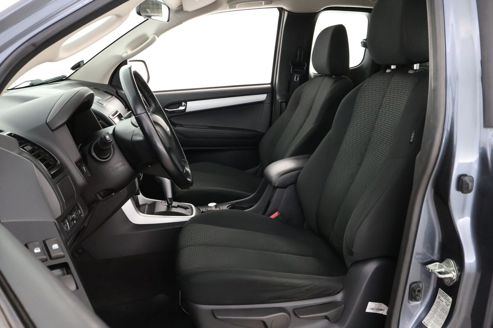 Isuzu D-Max 2019 Space Cab 1,9 TDi 4WD 6AT LS Black Edition * Webasto / Vetokoukku / Peruutuskamera / Astinlaudat / Lohko & Sisäpistoke - 2x Renkaat aluvantein / Suomiauto / Juuri tullut Tampereelle!