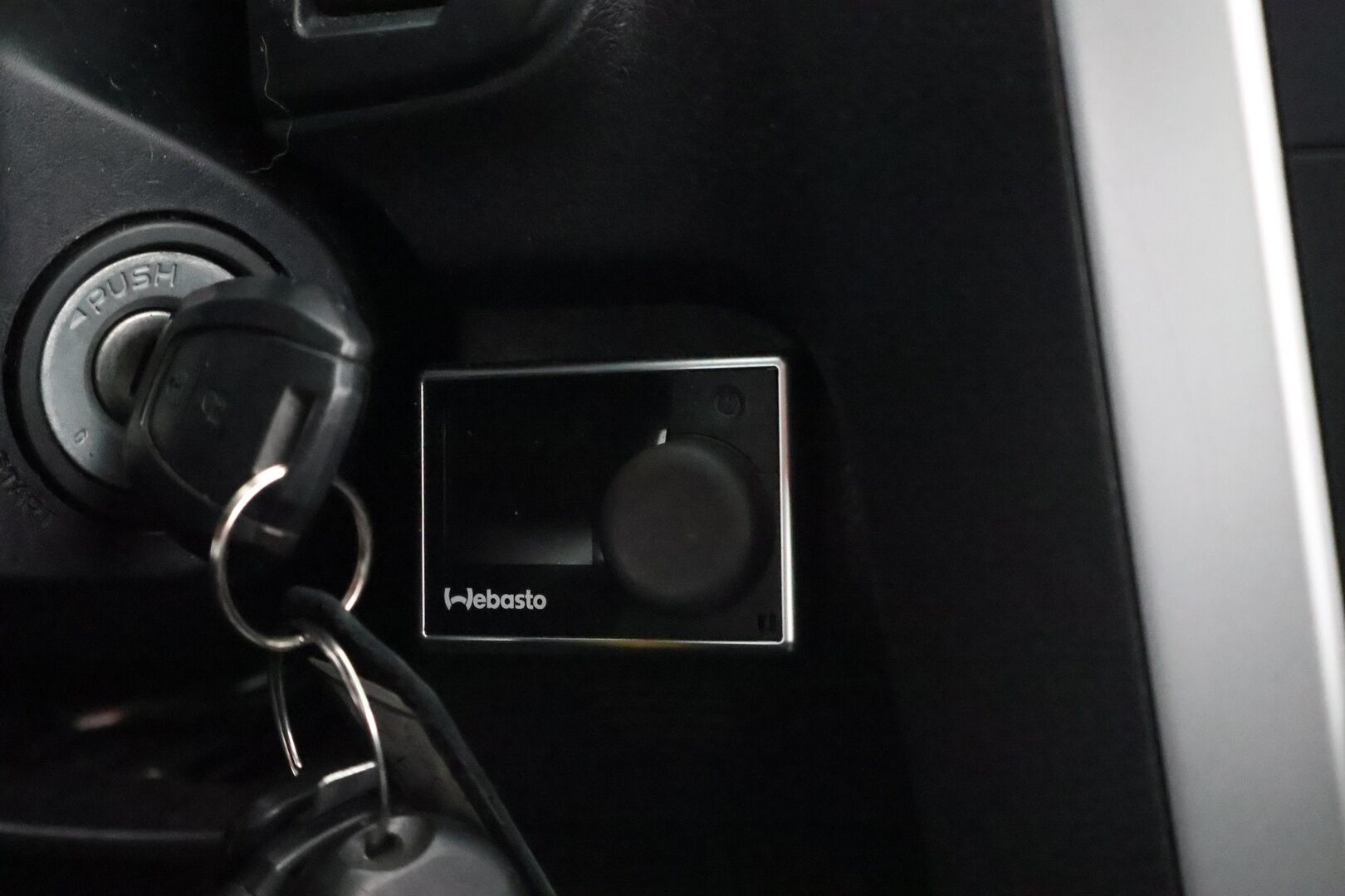 Isuzu D-Max 2019 Space Cab 1,9 TDi 4WD 6AT LS Black Edition * Webasto / Vetokoukku / Peruutuskamera / Astinlaudat / Lohko & Sisäpistoke - 2x Renkaat aluvantein / Suomiauto / Juuri tullut Tampereelle!