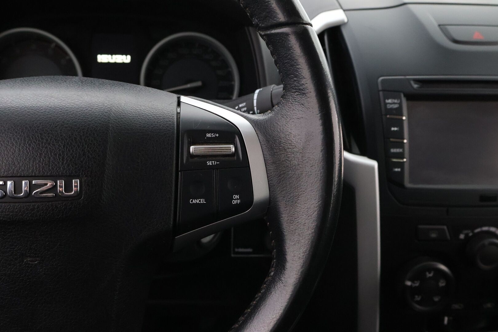Isuzu D-Max 2019 Space Cab 1,9 TDi 4WD 6AT LS Black Edition * Webasto / Vetokoukku / Peruutuskamera / Astinlaudat / Lohko & Sisäpistoke - 2x Renkaat aluvantein / Suomiauto / Juuri tullut Tampereelle!