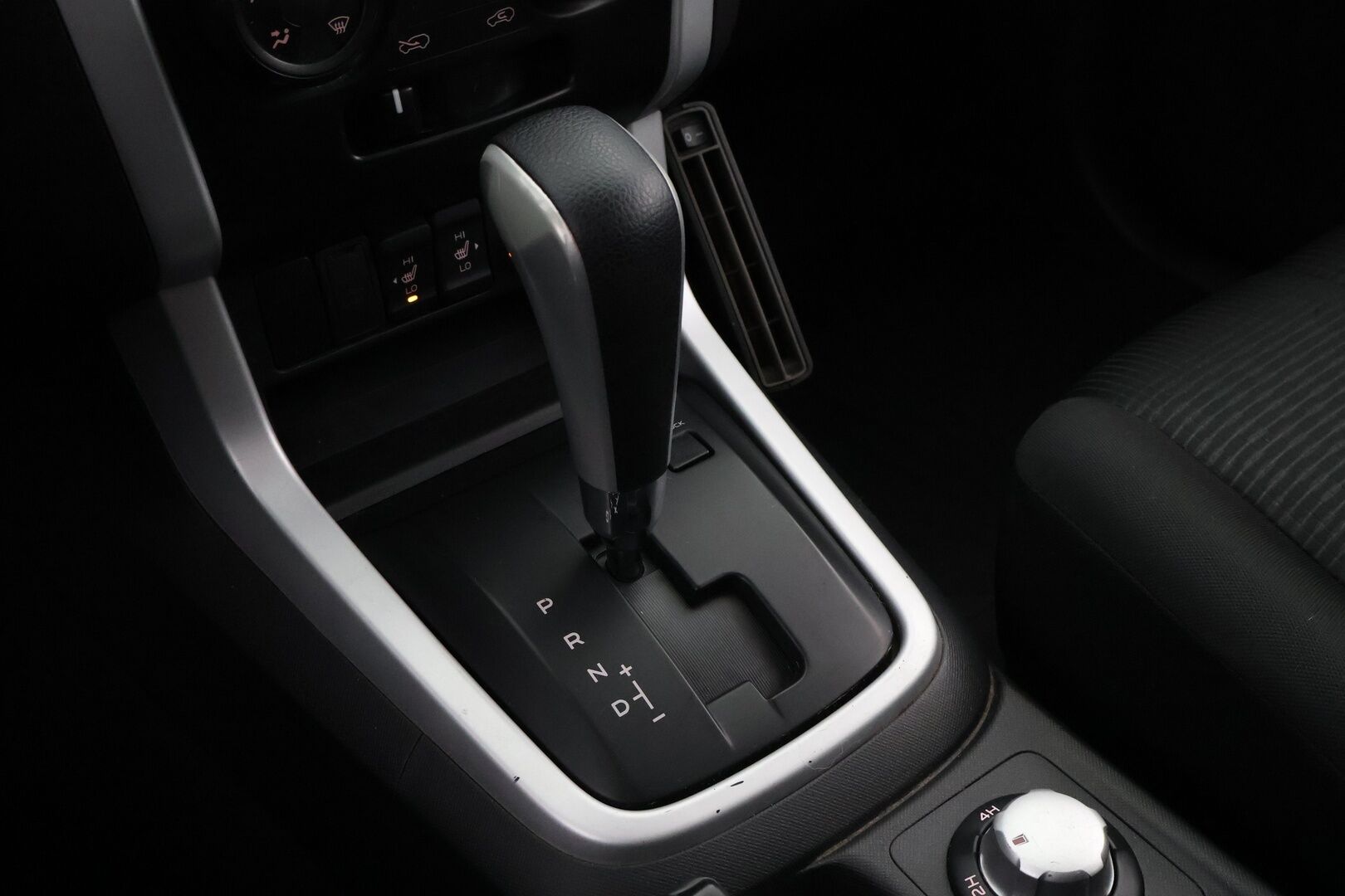 Isuzu D-Max 2019 Space Cab 1,9 TDi 4WD 6AT LS Black Edition * Webasto / Vetokoukku / Peruutuskamera / Astinlaudat / Lohko & Sisäpistoke - 2x Renkaat aluvantein / Suomiauto / Juuri tullut Tampereelle!