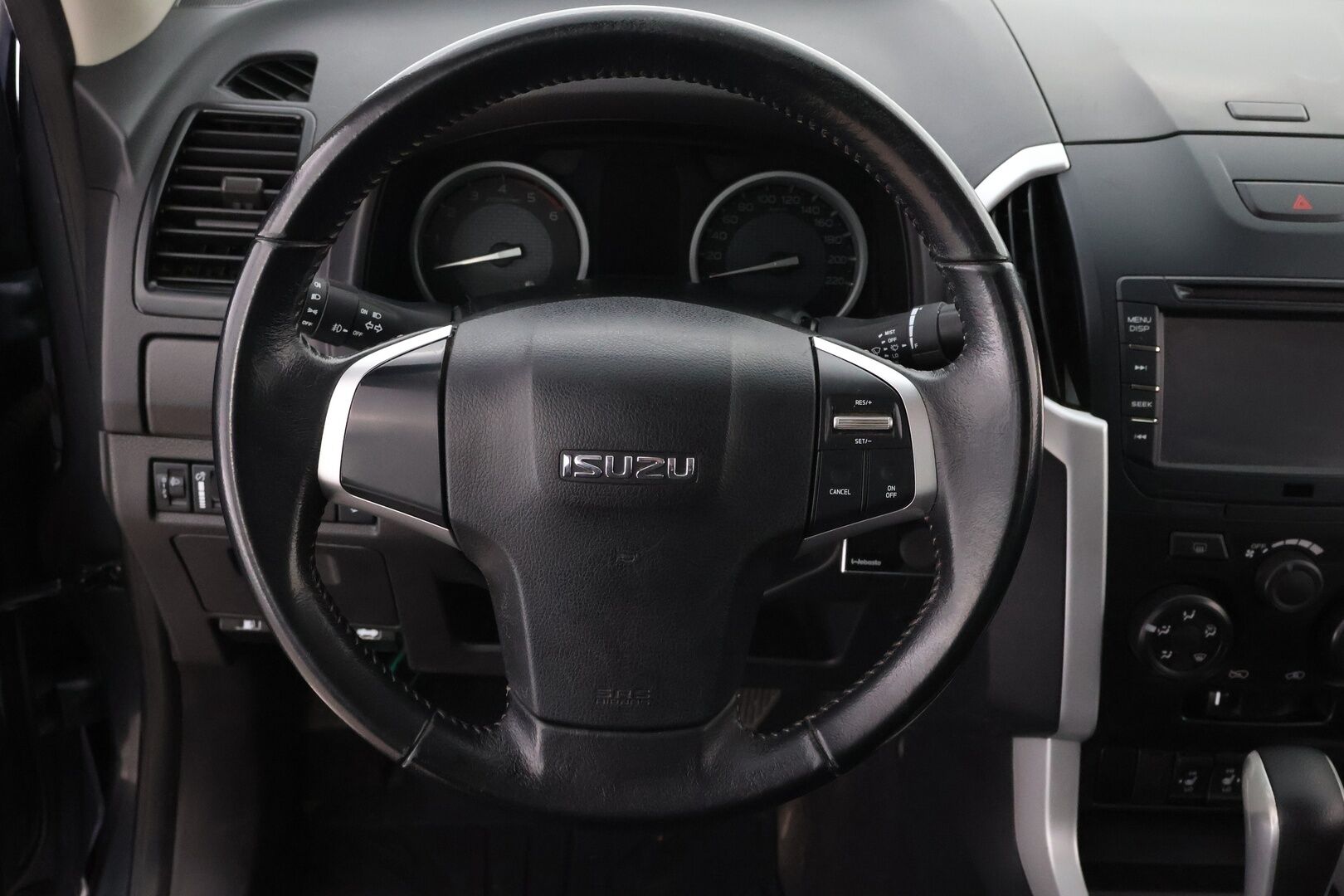 Isuzu D-Max 2019 Space Cab 1,9 TDi 4WD 6AT LS Black Edition * Webasto / Vetokoukku / Peruutuskamera / Astinlaudat / Lohko & Sisäpistoke - 2x Renkaat aluvantein / Suomiauto / Juuri tullut Tampereelle!