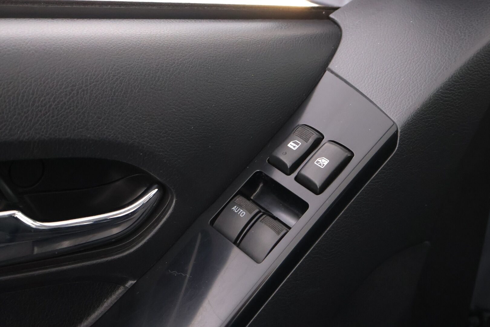 Isuzu D-Max 2019 Space Cab 1,9 TDi 4WD 6AT LS Black Edition * Webasto / Vetokoukku / Peruutuskamera / Astinlaudat / Lohko & Sisäpistoke - 2x Renkaat aluvantein / Suomiauto / Juuri tullut Tampereelle!
