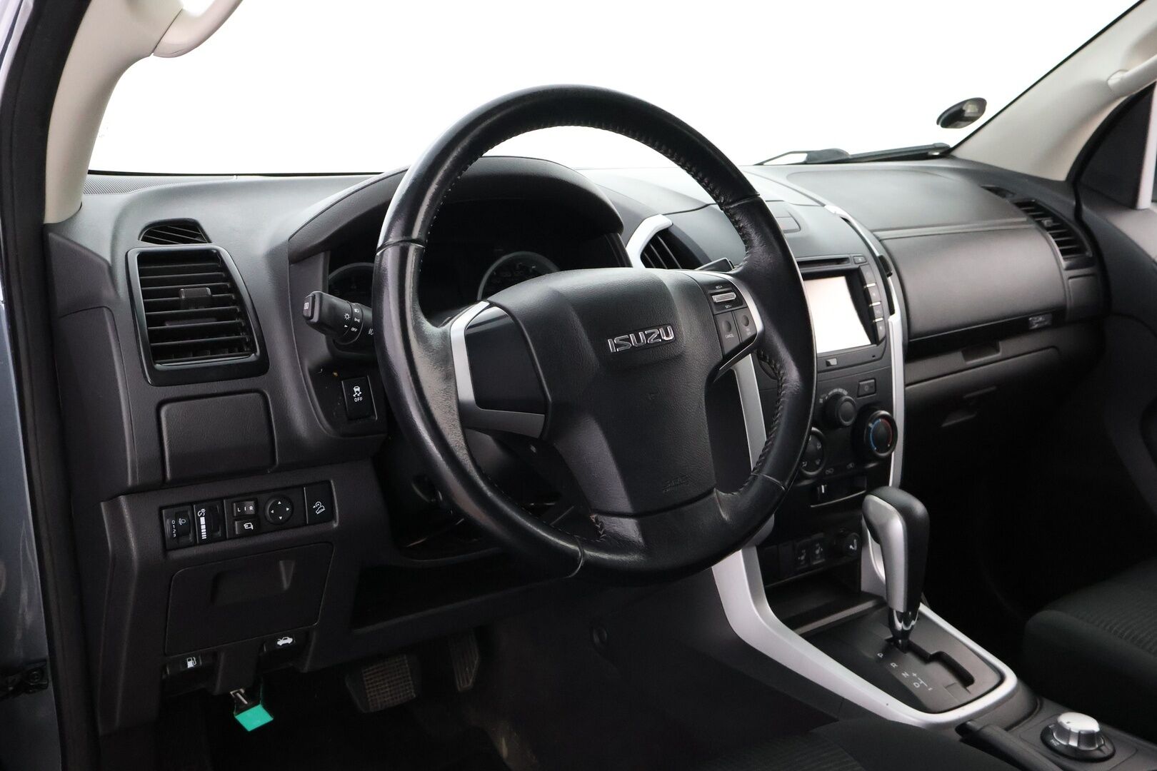 Isuzu D-Max 2019 Space Cab 1,9 TDi 4WD 6AT LS Black Edition * Webasto / Vetokoukku / Peruutuskamera / Astinlaudat / Lohko & Sisäpistoke - 2x Renkaat aluvantein / Suomiauto / Juuri tullut Tampereelle!