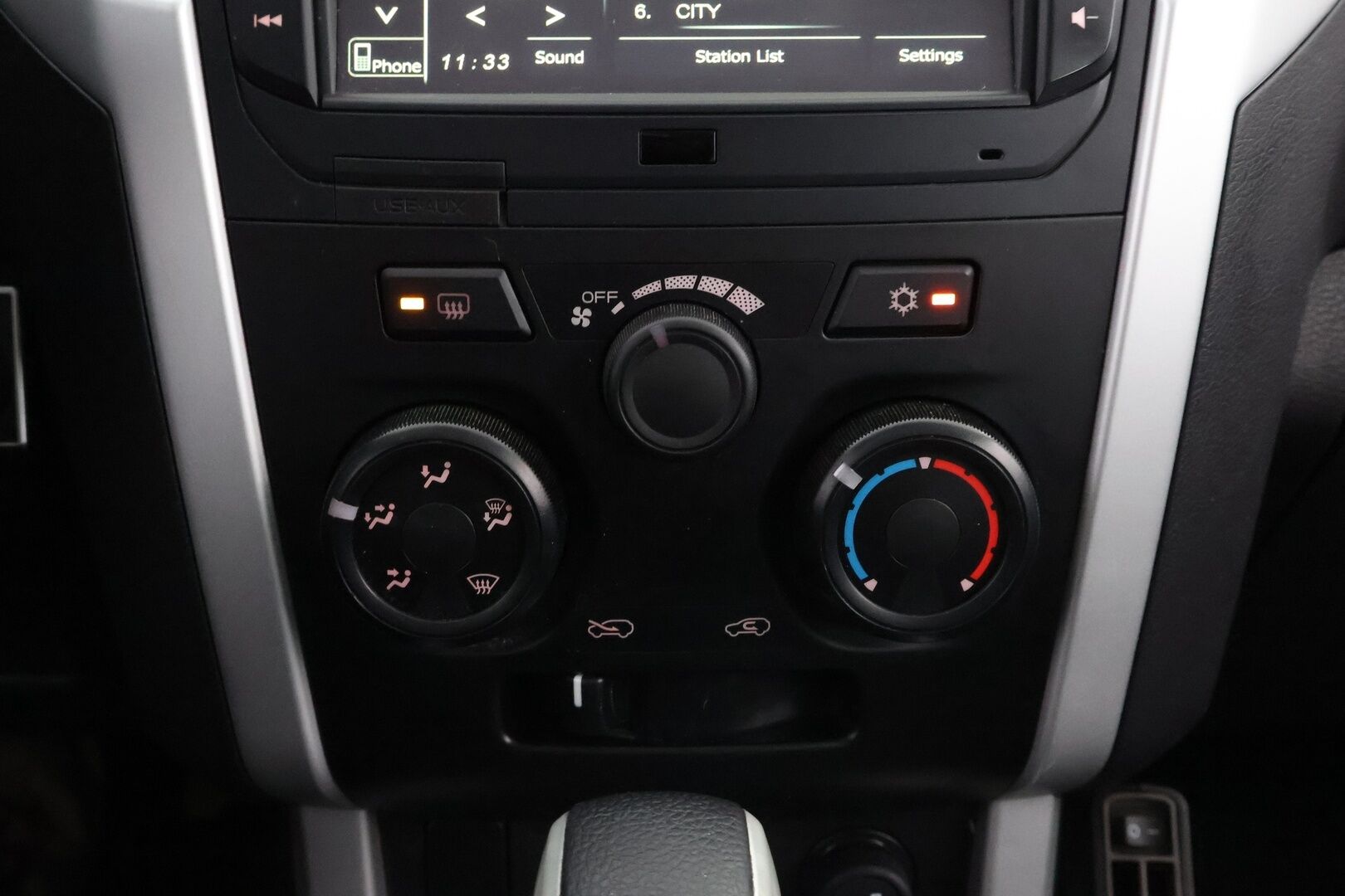 Isuzu D-Max 2019 Space Cab 1,9 TDi 4WD 6AT LS Black Edition * Webasto / Vetokoukku / Peruutuskamera / Astinlaudat / Lohko & Sisäpistoke - 2x Renkaat aluvantein / Suomiauto / Juuri tullut Tampereelle!