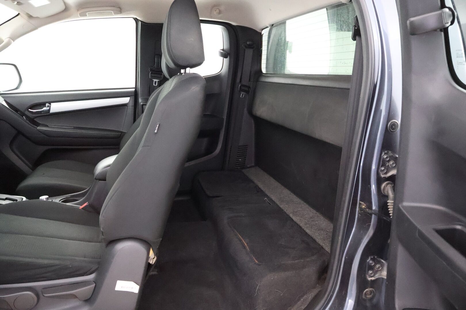 Isuzu D-Max 2019 Space Cab 1,9 TDi 4WD 6AT LS Black Edition * Webasto / Vetokoukku / Peruutuskamera / Astinlaudat / Lohko & Sisäpistoke - 2x Renkaat aluvantein / Suomiauto / Juuri tullut Tampereelle!