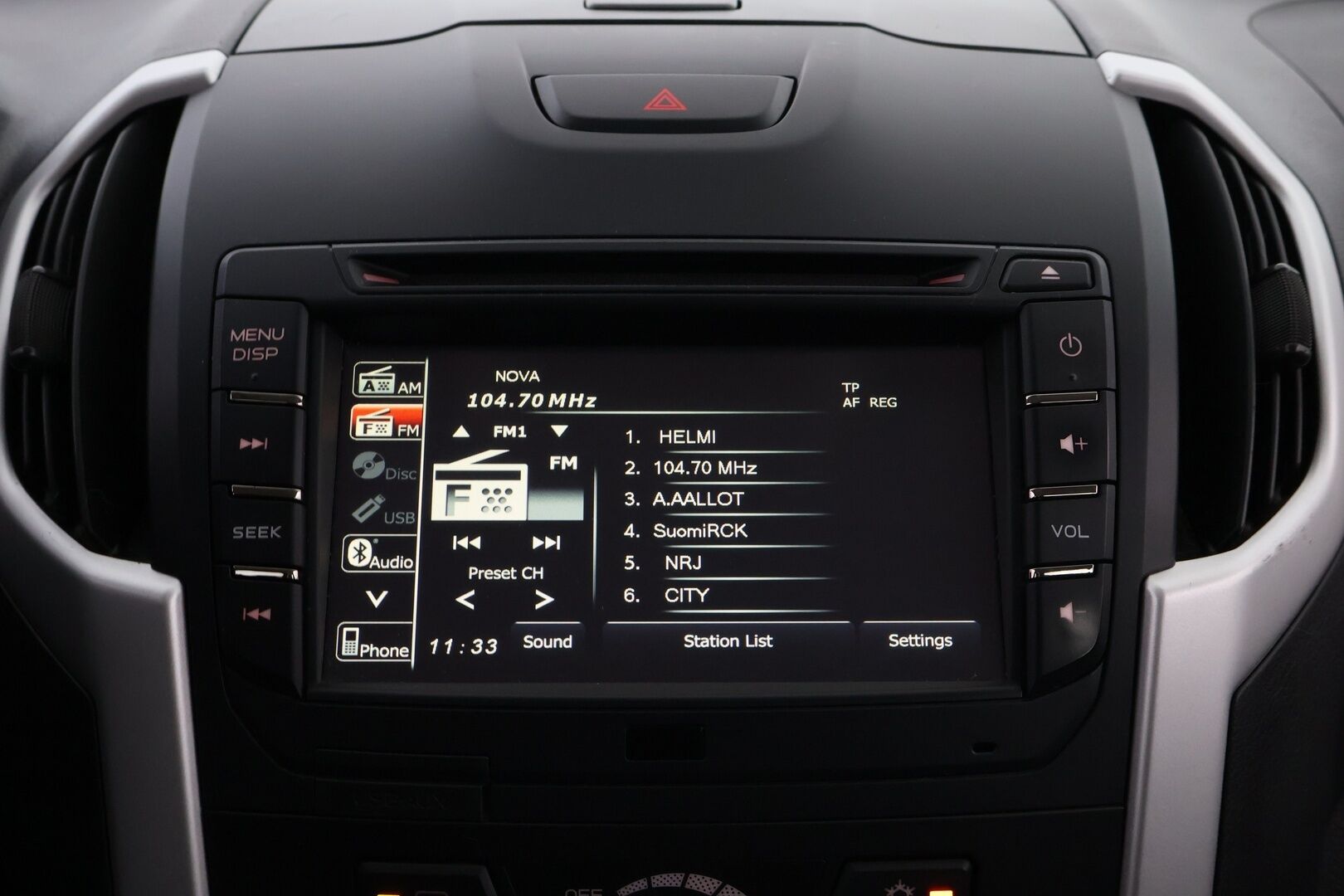 Isuzu D-Max 2019 Space Cab 1,9 TDi 4WD 6AT LS Black Edition * Webasto / Vetokoukku / Peruutuskamera / Astinlaudat / Lohko & Sisäpistoke - 2x Renkaat aluvantein / Suomiauto / Juuri tullut Tampereelle!
