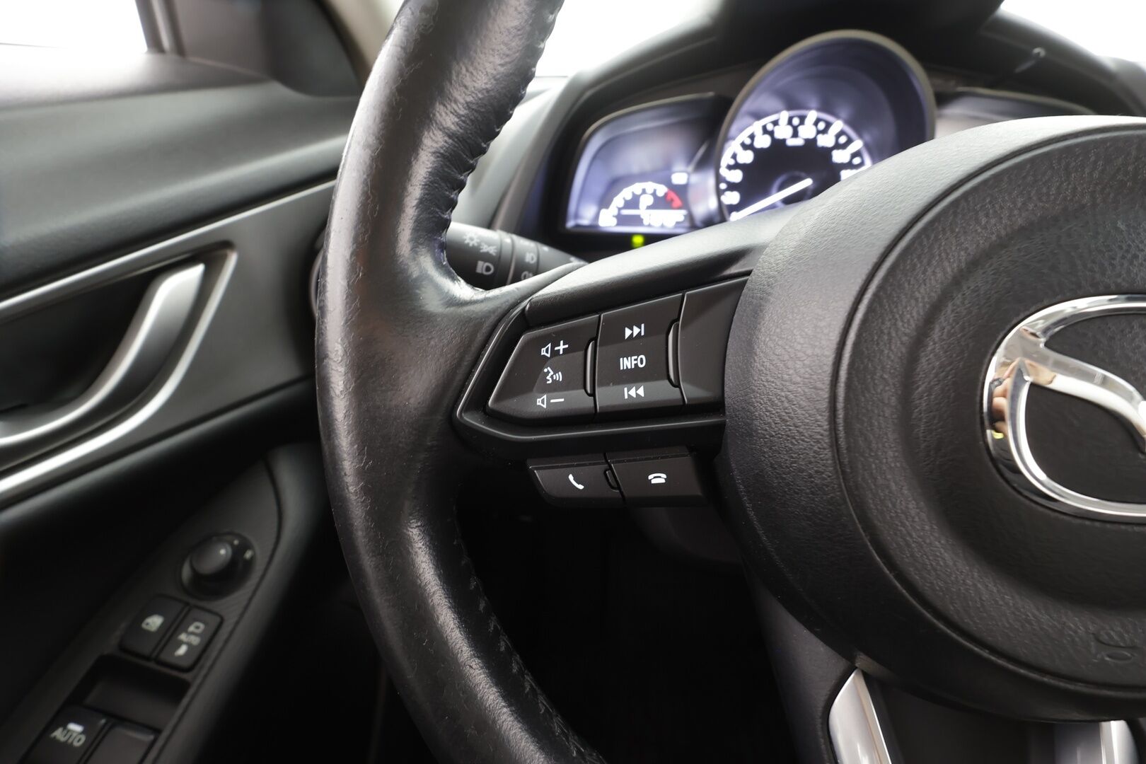 Mazda CX-3 2019 2,0 (120 hv) SKYACTIV-G Premium Plus Business 6AT GC2Y - | Sisätilanlämmitin | LED | P.Kamera | Vakkari | Kaistavahti | Katveavustin | Navi | Bluetooth | Merkkihuollot | Kahdet renkaat aluvanteilla | 