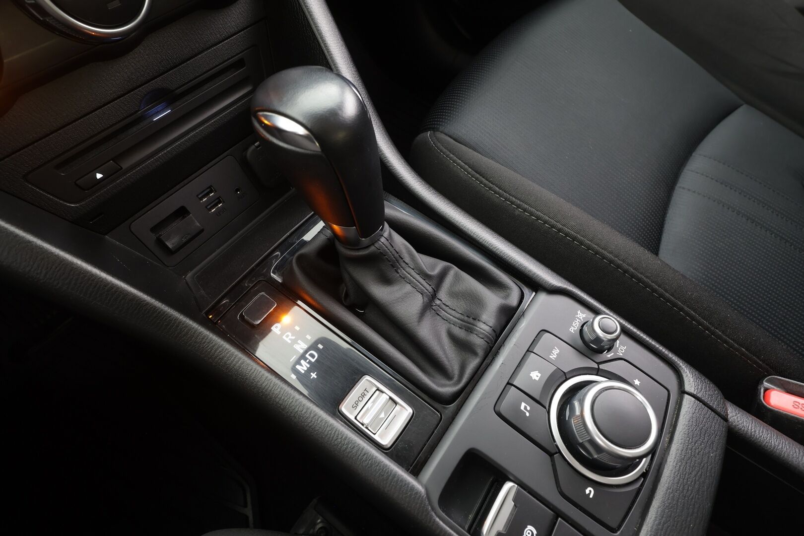 Mazda CX-3 2019 2,0 (120 hv) SKYACTIV-G Premium Plus Business 6AT GC2Y - | Sisätilanlämmitin | LED | P.Kamera | Vakkari | Kaistavahti | Katveavustin | Navi | Bluetooth | Merkkihuollot | Kahdet renkaat aluvanteilla | 