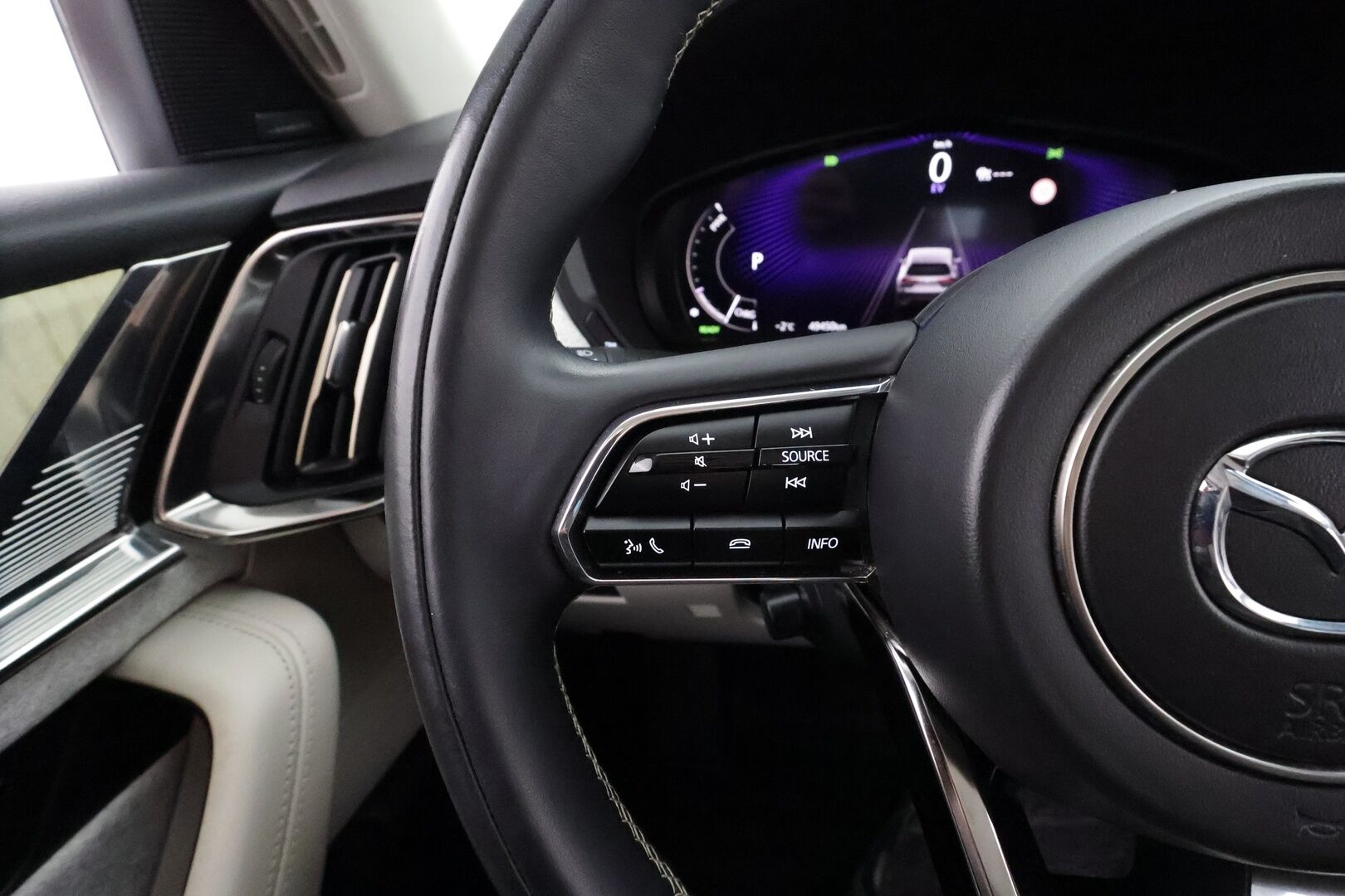 Mazda CX-60 2023 2.5 PHEV 8AT AWD Takumi * ACC / HUD / 360° / Koukku / Muistipenkki / Ilmastoidut nahat / Bose * - Akku kuntotarkastettu / Suomi-auto / Kahdet renkaat aluvanteilla / Merkkihuollettu