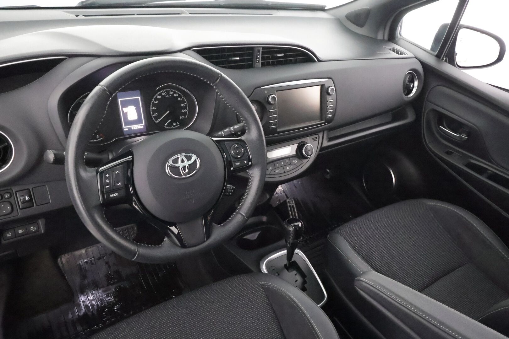 Toyota Yaris 2019 1,5 Hybrid Premium 5ov - | Lasikatto | P.Kamera | Sisätilanlämmitin | Vakkari | Kaistavahti | Navi | Keyless | Merkkihuollot | Kahdet renkaat | Suomi-auto | 