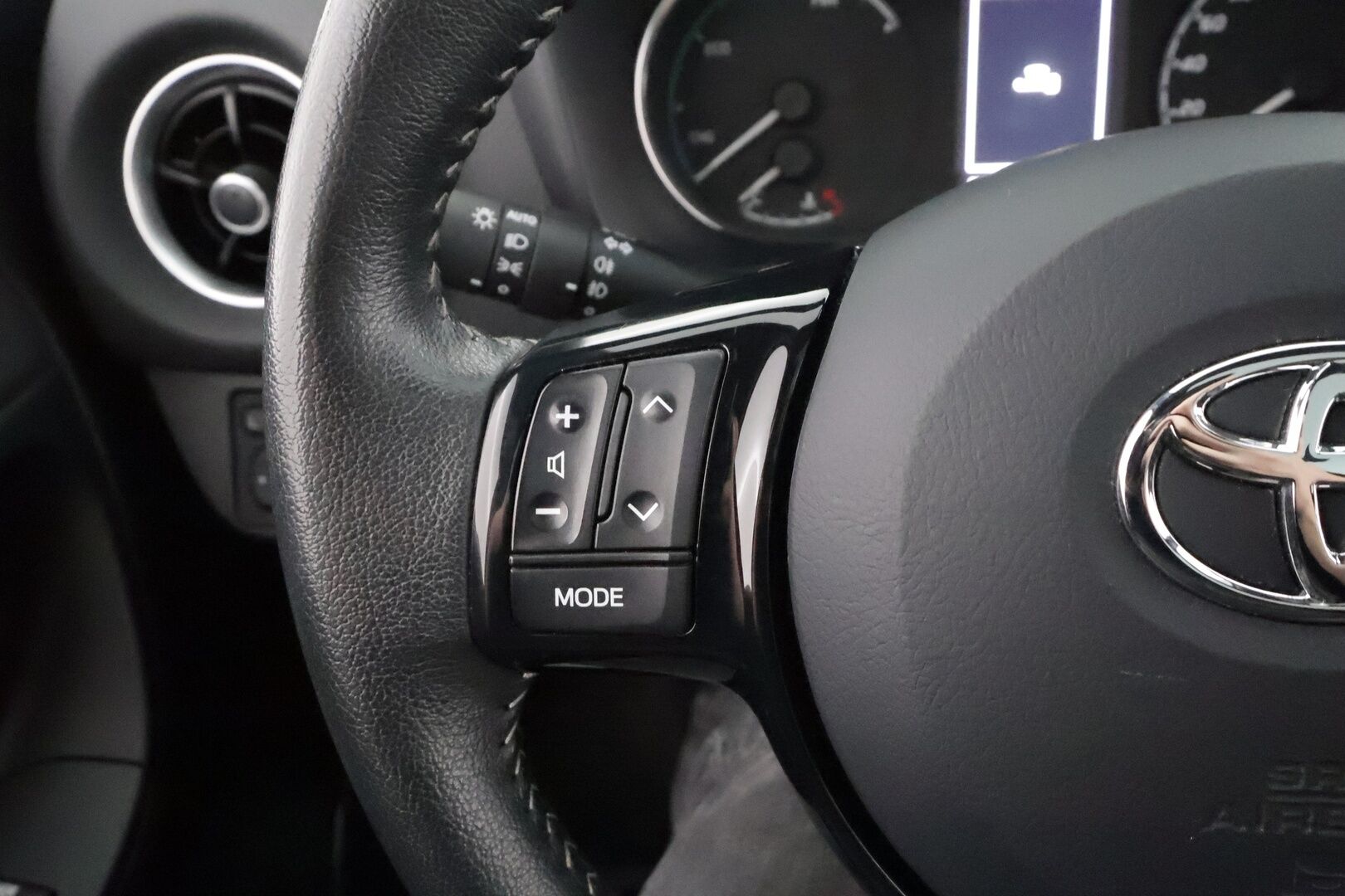 Toyota Yaris 2019 1,5 Hybrid Premium 5ov - | Lasikatto | P.Kamera | Sisätilanlämmitin | Vakkari | Kaistavahti | Navi | Keyless | Merkkihuollot | Kahdet renkaat | Suomi-auto | 
