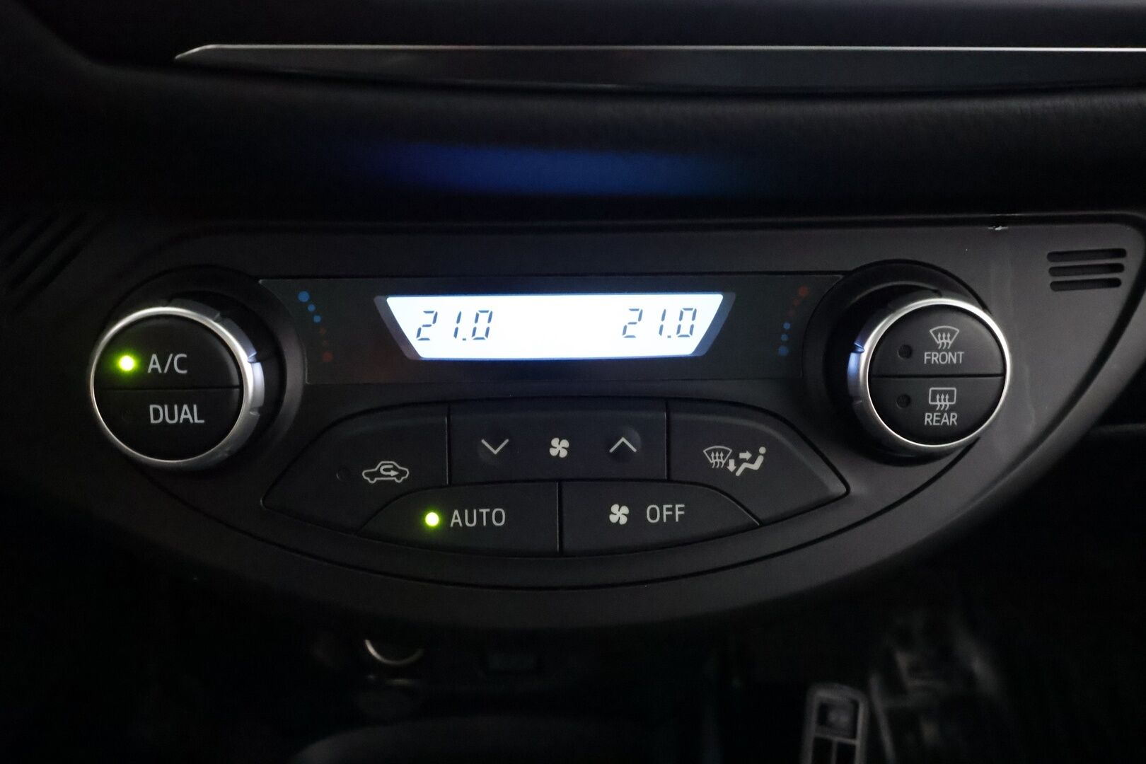 Toyota Yaris 2019 1,5 Hybrid Premium 5ov - | Lasikatto | P.Kamera | Sisätilanlämmitin | Vakkari | Kaistavahti | Navi | Keyless | Merkkihuollot | Kahdet renkaat | Suomi-auto | 