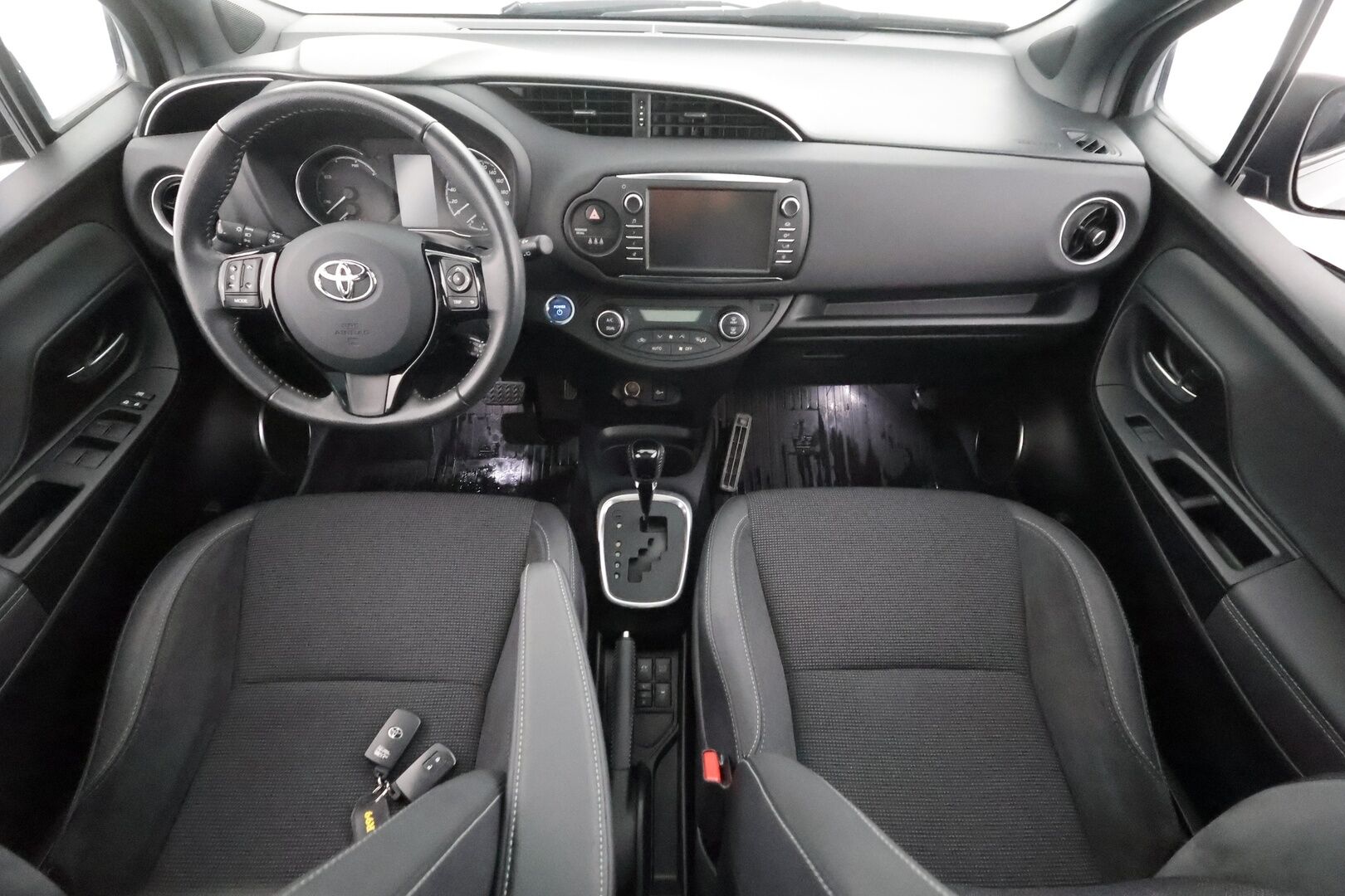 Toyota Yaris 2019 1,5 Hybrid Premium 5ov - | Lasikatto | P.Kamera | Sisätilanlämmitin | Vakkari | Kaistavahti | Navi | Keyless | Merkkihuollot | Kahdet renkaat | Suomi-auto | 