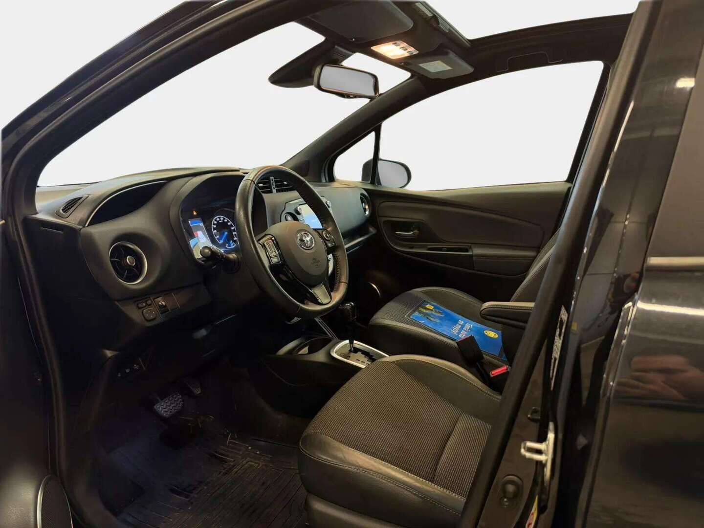 Toyota Yaris 2019 1,5 Hybrid Premium 5ov - | Lasikatto | P.Kamera | Sisätilanlämmitin | Vakkari | Kaistavahti | Navi | Keyless | Merkkihuollot | Kahdet renkaat | Suomi-auto | 