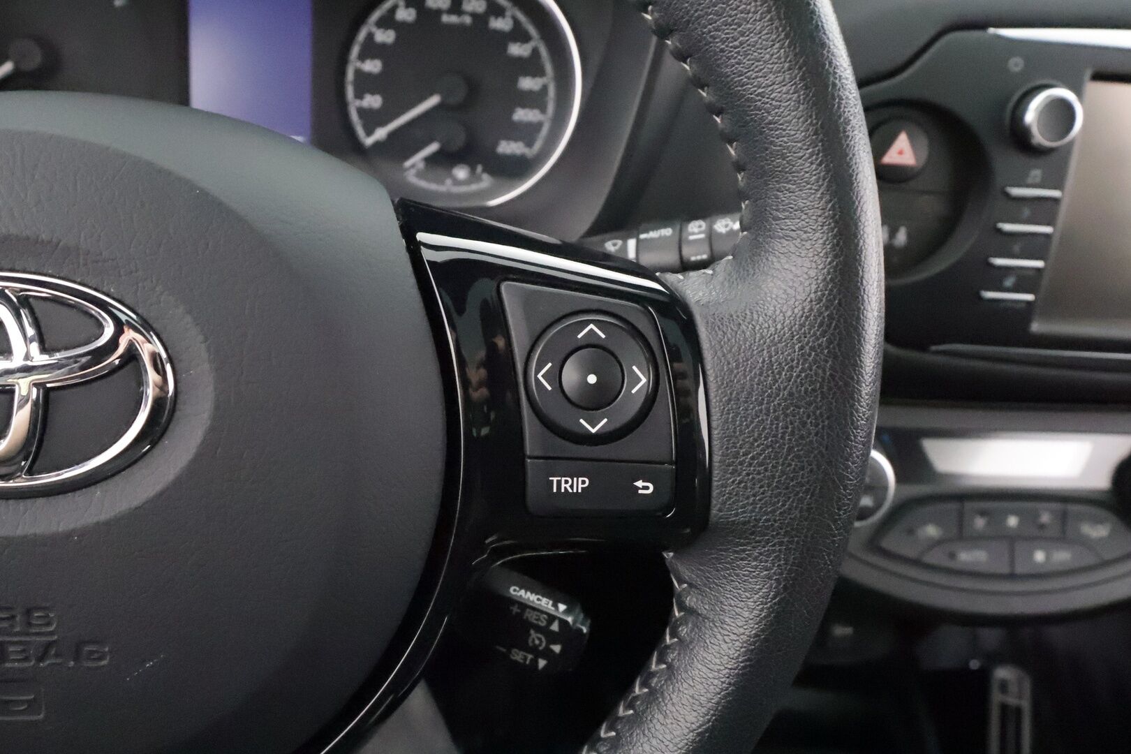 Toyota Yaris 2019 1,5 Hybrid Premium 5ov - | Lasikatto | P.Kamera | Sisätilanlämmitin | Vakkari | Kaistavahti | Navi | Keyless | Merkkihuollot | Kahdet renkaat | Suomi-auto | 