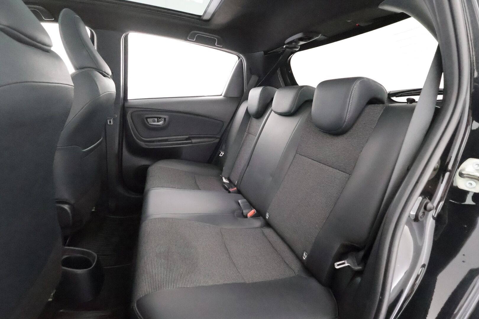 Toyota Yaris 2019 1,5 Hybrid Premium 5ov - | Lasikatto | P.Kamera | Sisätilanlämmitin | Vakkari | Kaistavahti | Navi | Keyless | Merkkihuollot | Kahdet renkaat | Suomi-auto | 