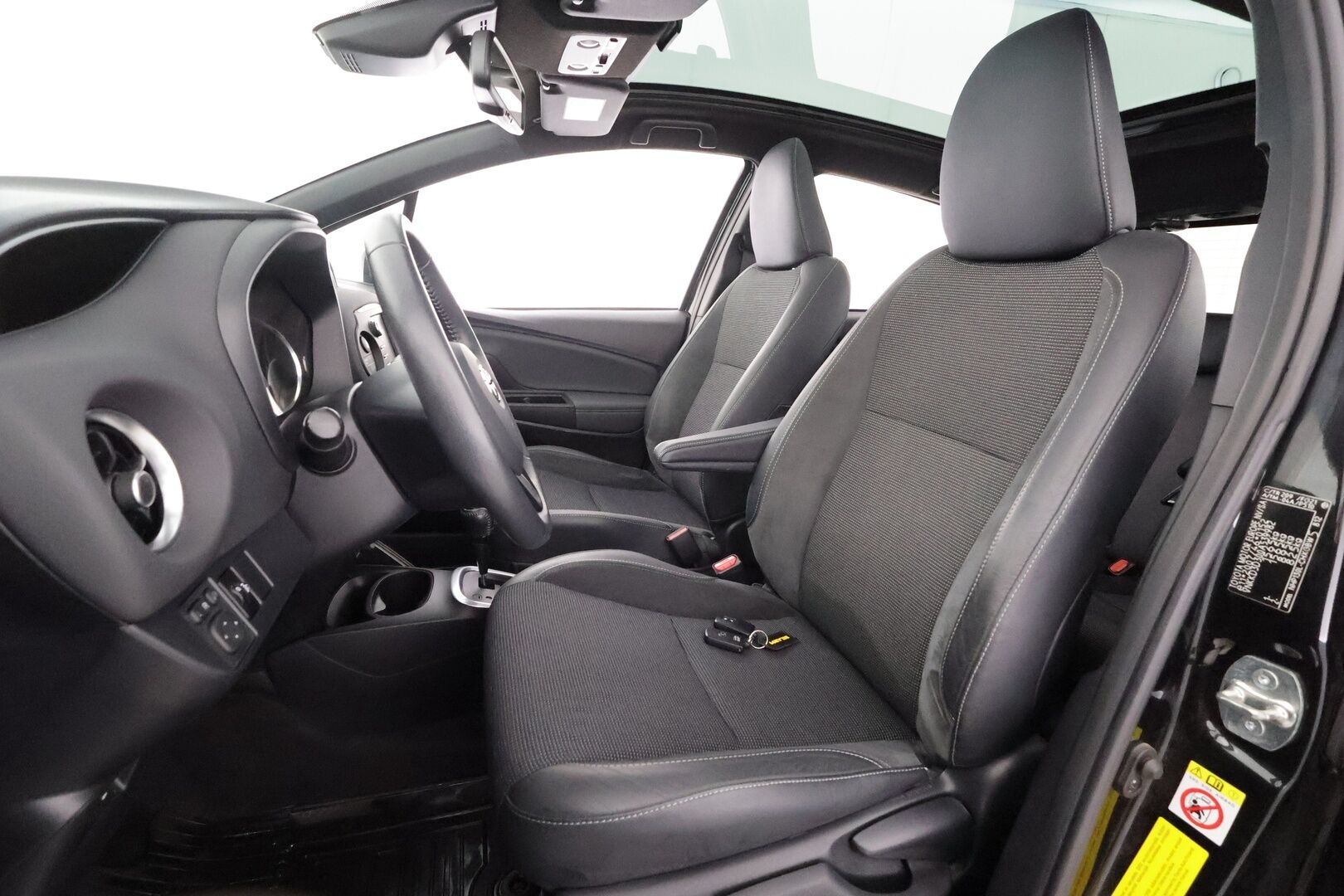 Toyota Yaris 2019 1,5 Hybrid Premium 5ov - | Lasikatto | P.Kamera | Sisätilanlämmitin | Vakkari | Kaistavahti | Navi | Keyless | Merkkihuollot | Kahdet renkaat | Suomi-auto | 